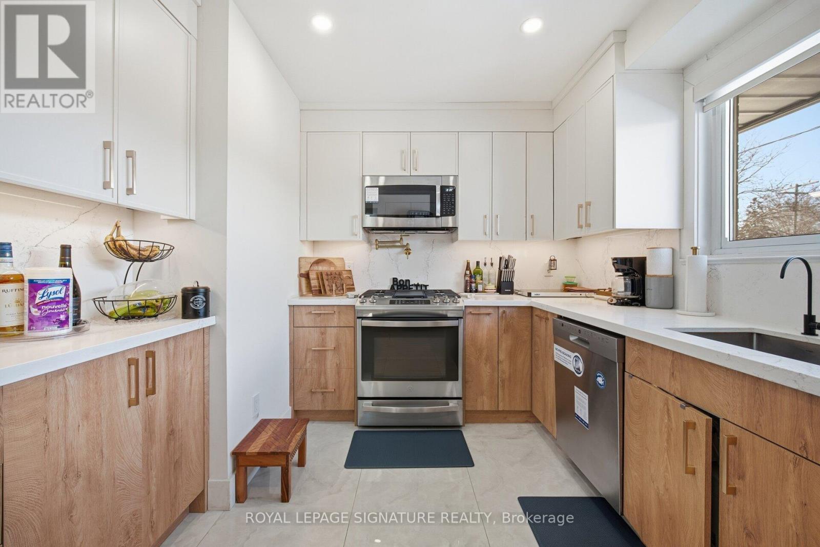 19 Rangoon Road, Toronto (Eringate-Centennial-West Deane), Ontario  M9C 4N5 - Photo 9 - W12756038