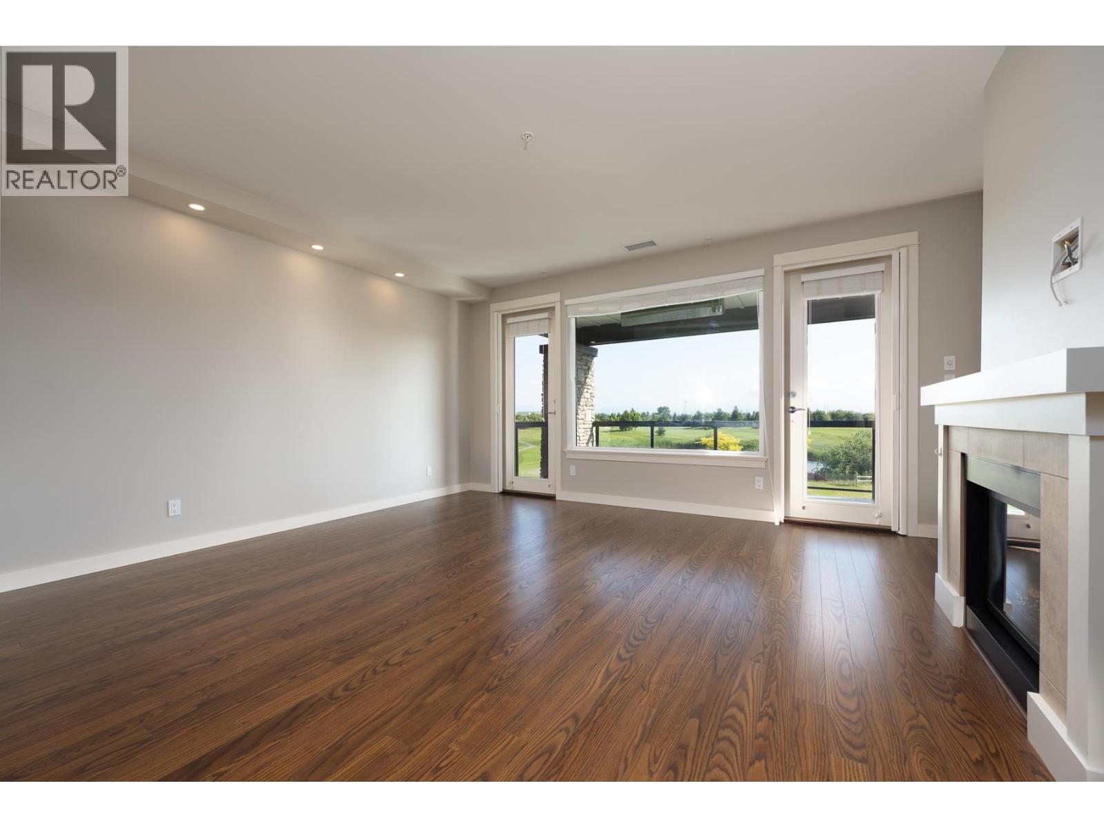 210 5099 Springs Boulevard, Abbotsford, British Columbia  V4M 0A2 - Photo 6 - R3085688