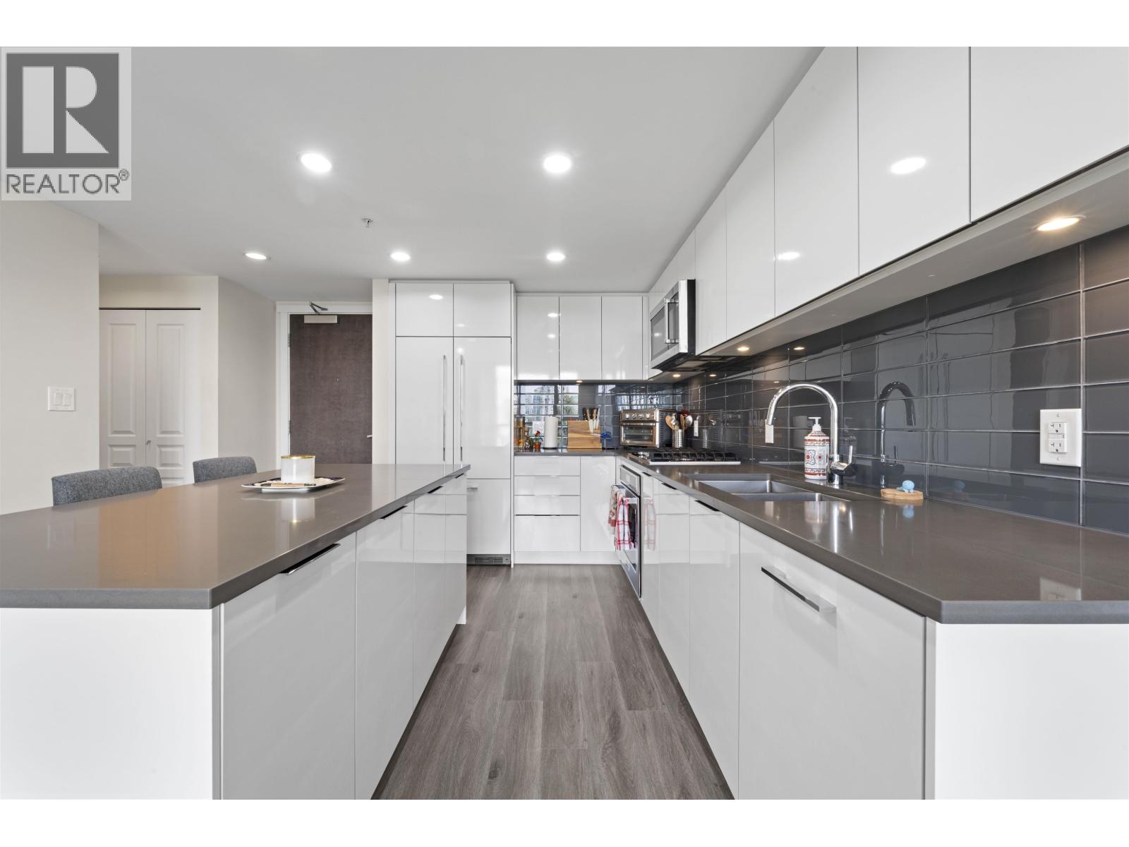 1605 3096 Windsor Gate, Coquitlam, British Columbia  V3B 0P4 - Photo 3 - R3086420