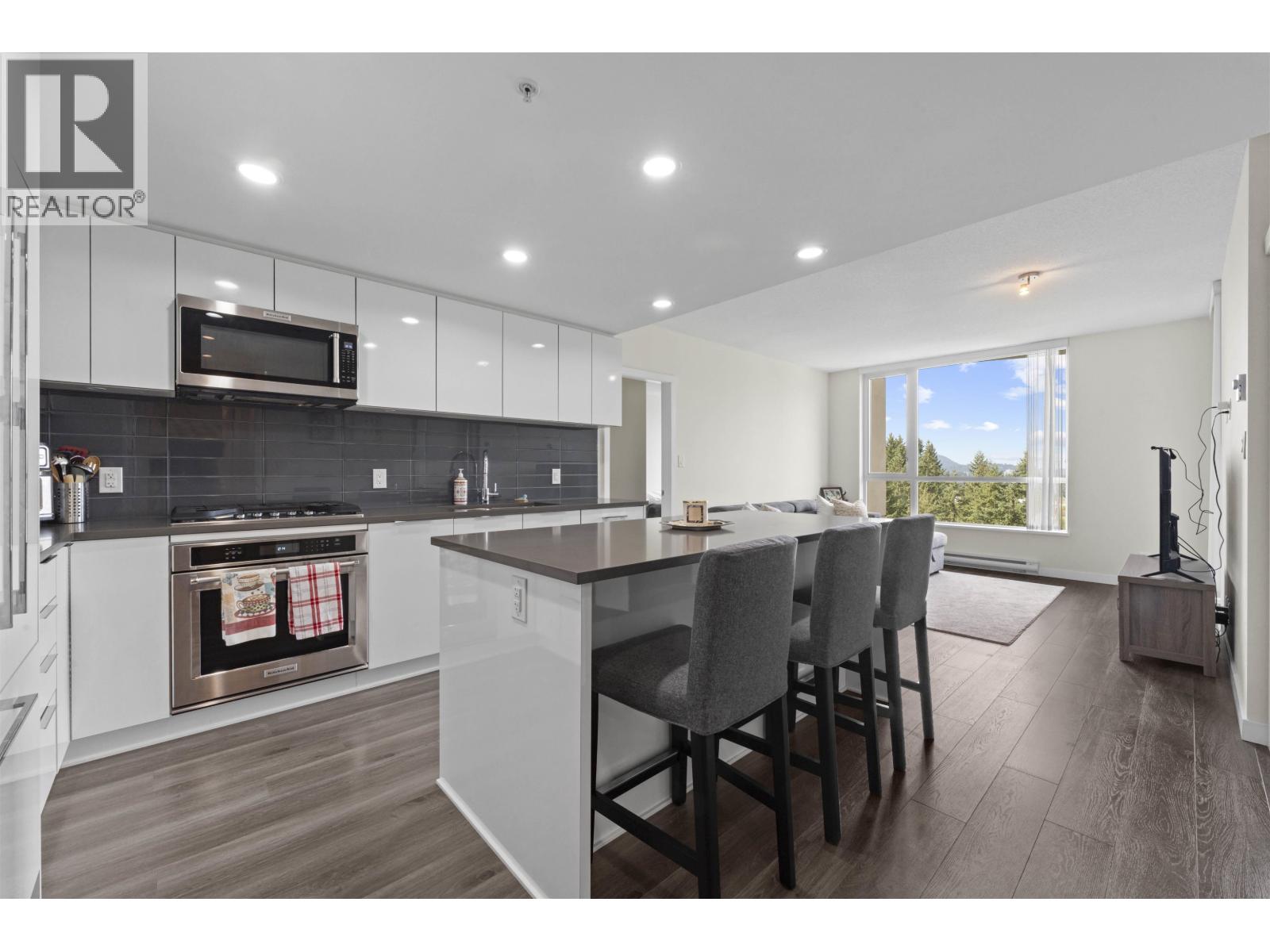 1605 3096 Windsor Gate, Coquitlam, British Columbia  V3B 0P4 - Photo 2 - R3086420