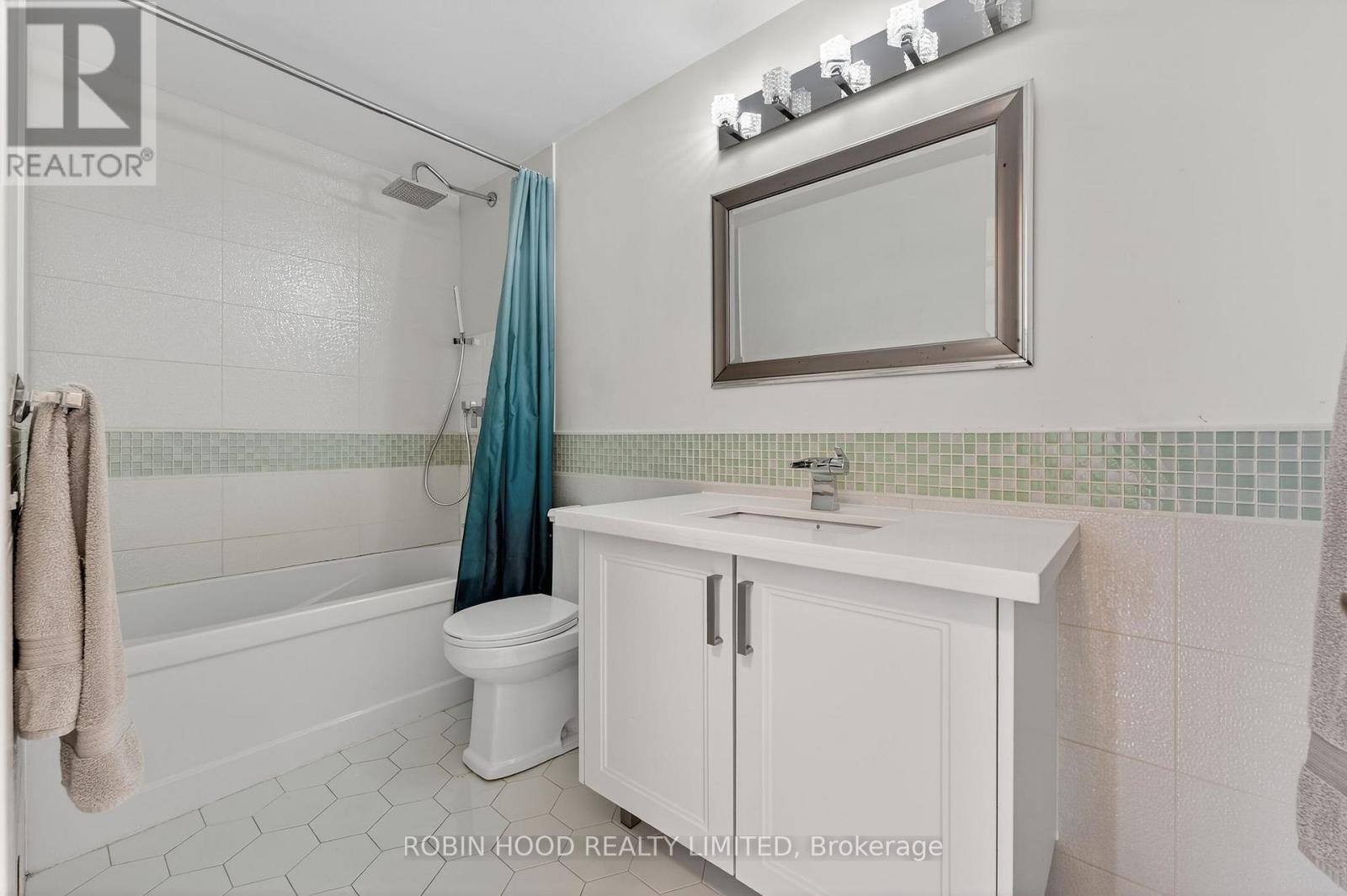 Suite 8 - 3071 Cawthra Road, Mississauga (Applewood), Ontario  L5A 2X4 - Photo 6 - W12756086