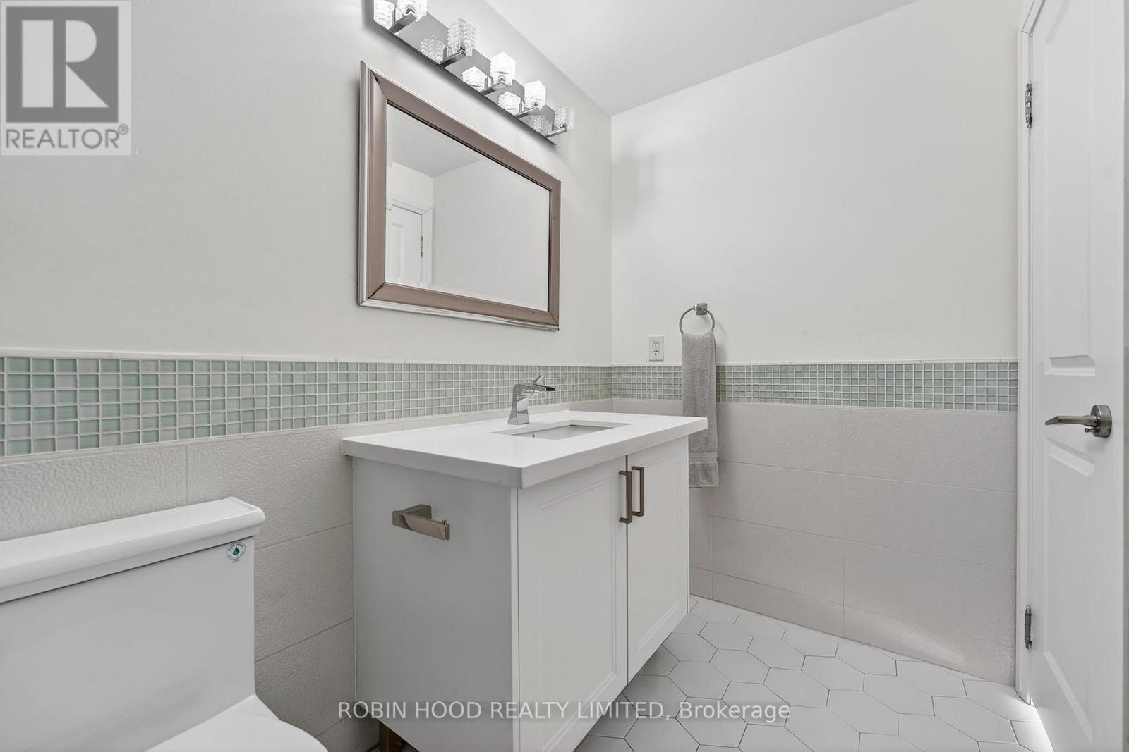 Suite 8 - 3071 Cawthra Road, Mississauga (Applewood), Ontario  L5A 2X4 - Photo 7 - W12756086