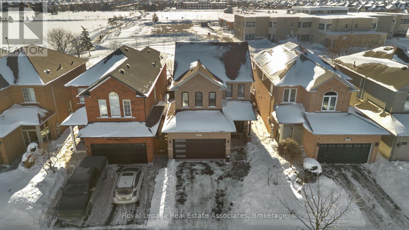 5836 Terrapark Trail, Mississauga, Ontario  L5M 6S1 - Photo 2 - W12753814