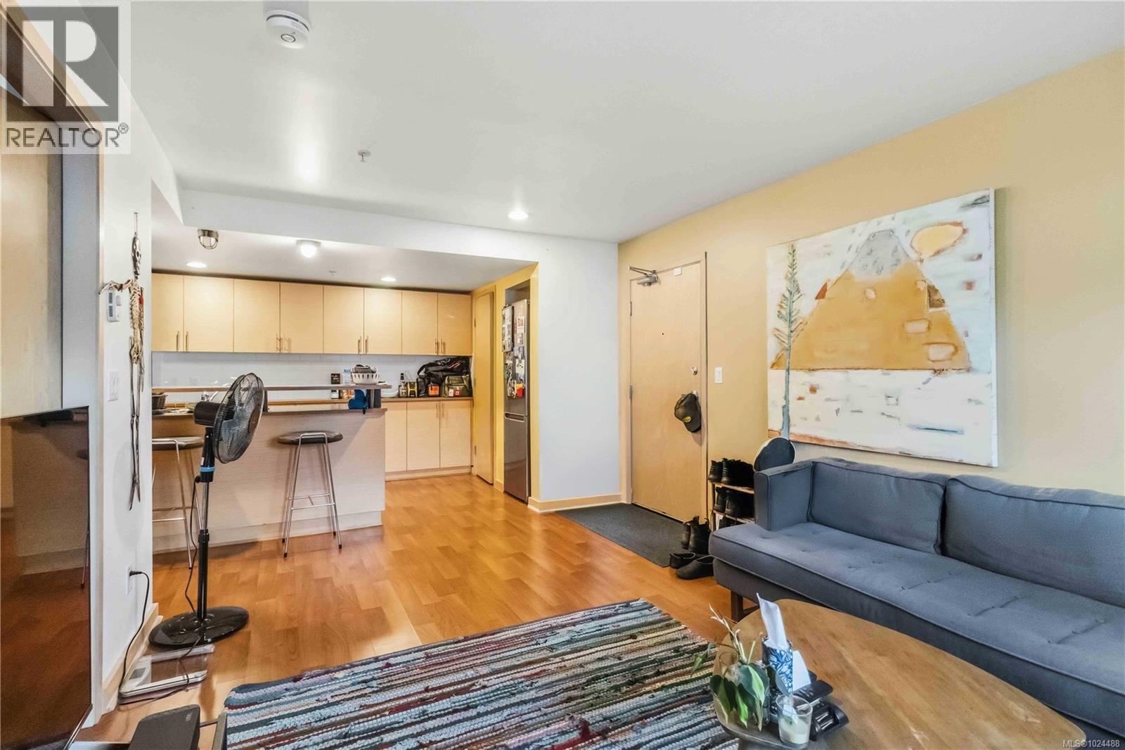 304 787 Tyee Rd, Victoria, British Columbia  V9A 7R5 - Photo 4 - 1024488