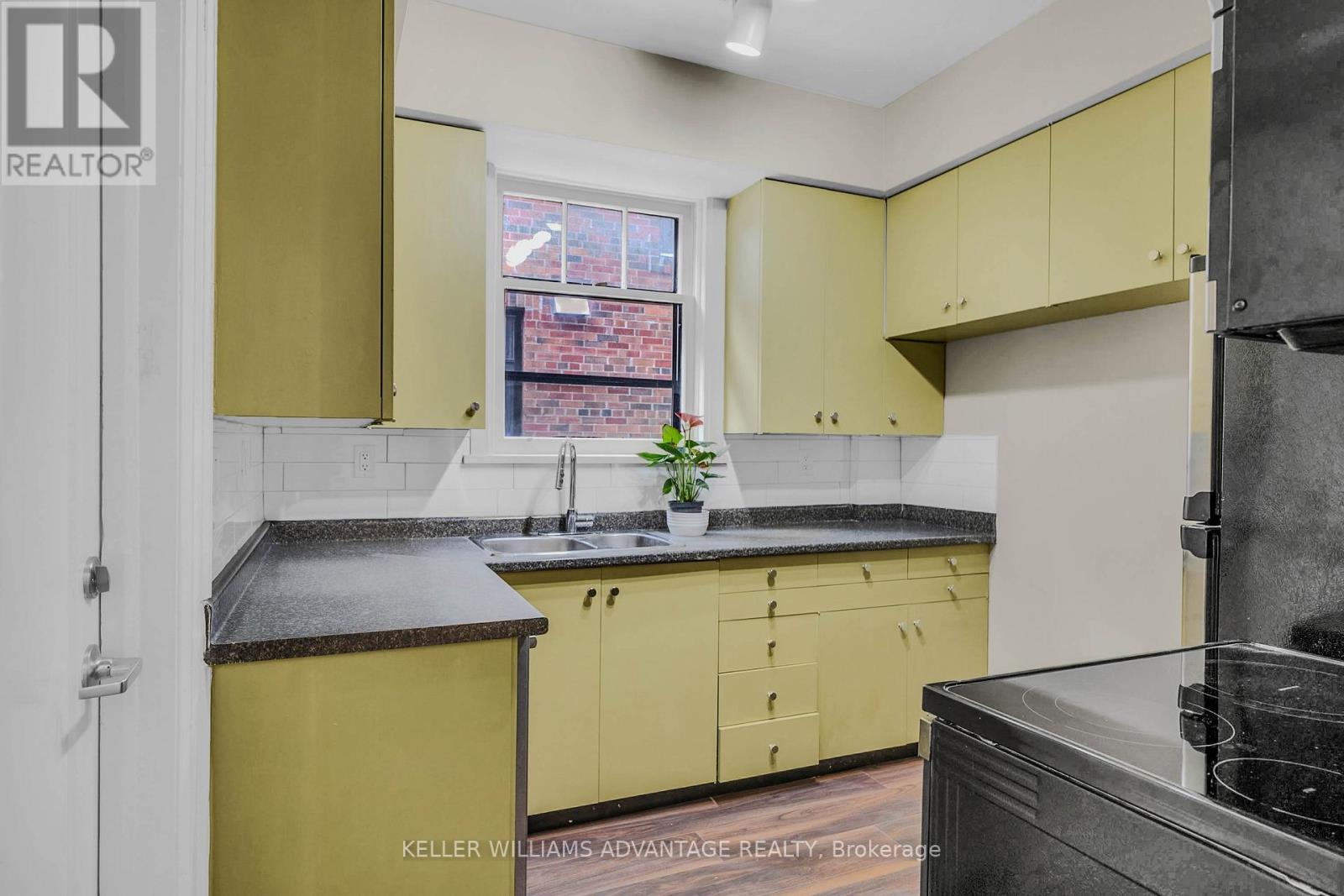 33 Whitehall Road, Toronto (Rosedale-Moore Park), Ontario  M4W 2C5 - Photo 11 - C12756114