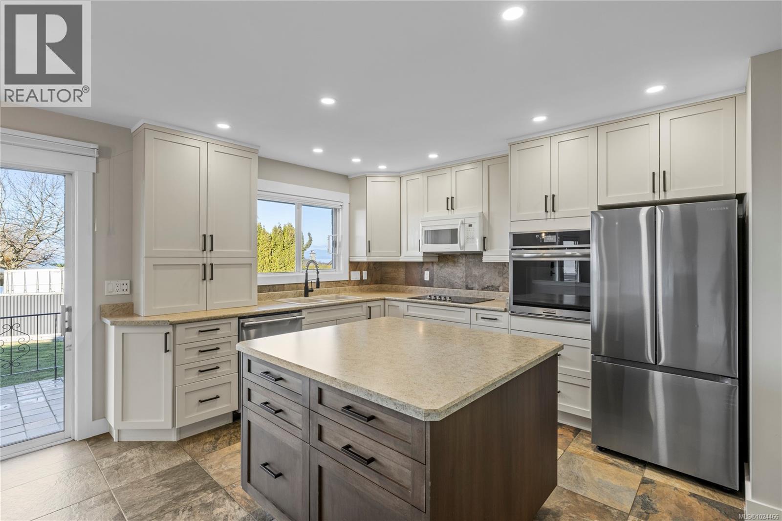 245 Elizabeth Ave, Qualicum Beach, British Columbia  V9K 1G8 - Photo 3 - 1024466