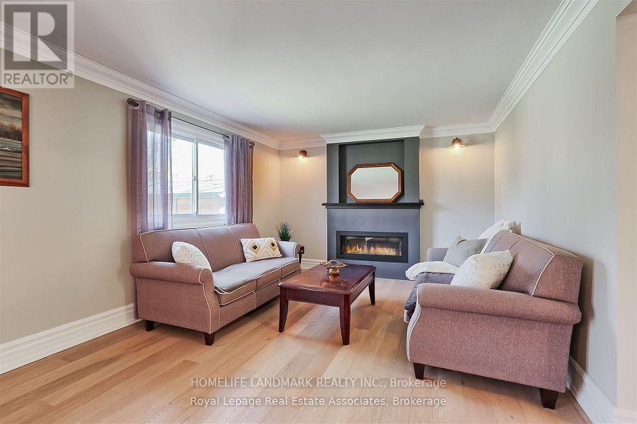 Middle - 3069 Given Road, Mississauga, Ontario  L5A 2N2 - Photo 5 - W12756120