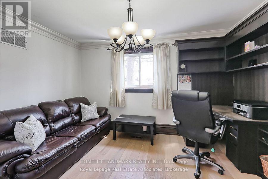 Middle - 3069 Given Road, Mississauga, Ontario  L5A 2N2 - Photo 8 - W12756120