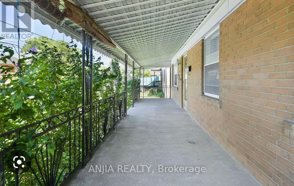 77 Nash Drive, Toronto (Downsview-Roding-Cfb), Ontario  M3M 2L6 - Photo 2 - W12756186