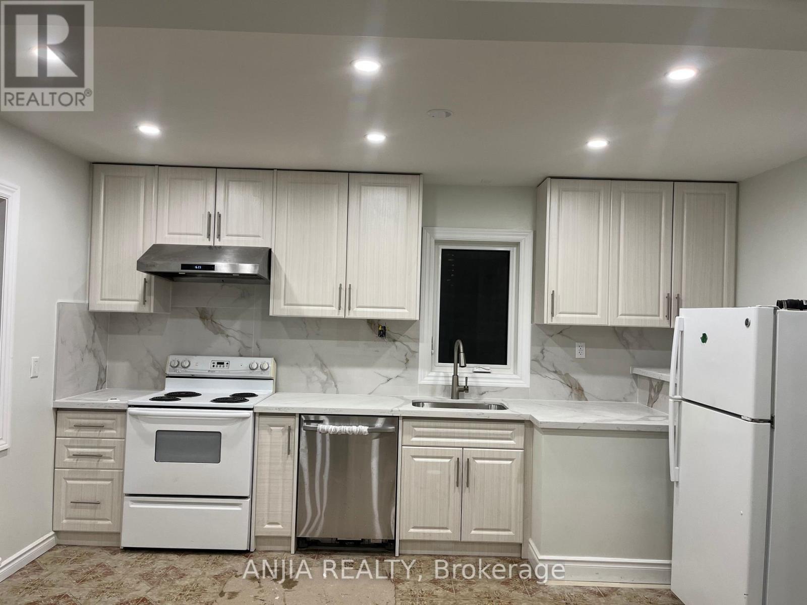 77 Nash Drive, Toronto (Downsview-Roding-Cfb), Ontario  M3M 2L6 - Photo 3 - W12756186