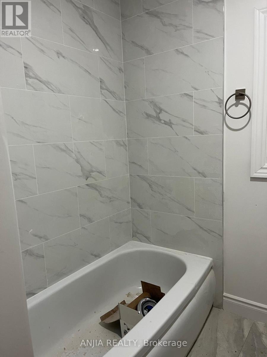 77 Nash Drive, Toronto (Downsview-Roding-Cfb), Ontario  M3M 2L6 - Photo 4 - W12756186