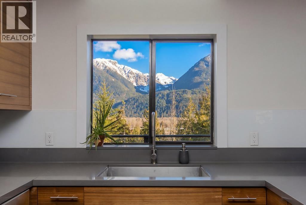 40181 Skyline Drive, Squamish, British Columbia  V0N 1T0 - Photo 2 - R3085358