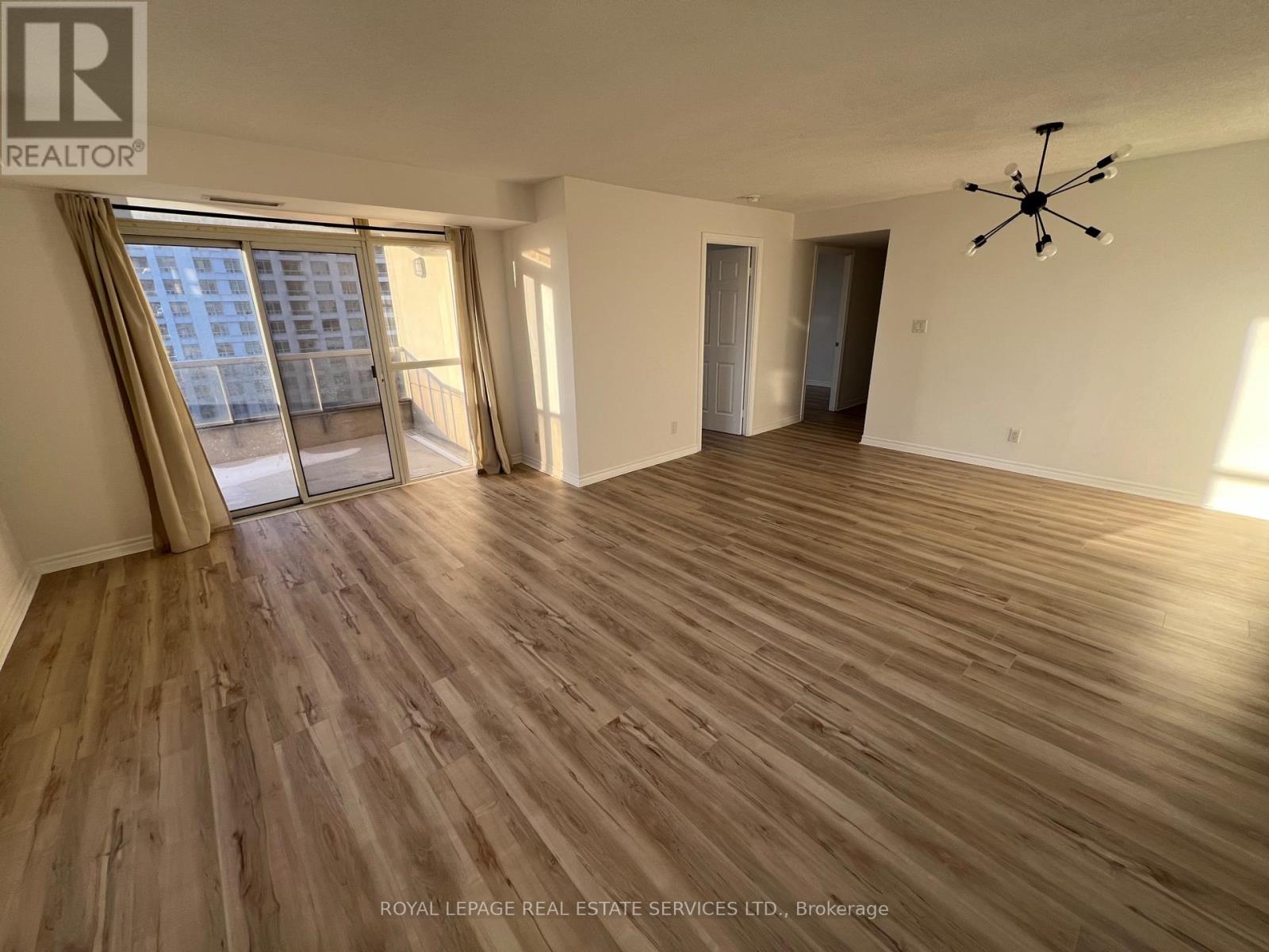 2116 - 3880 Duke Of York Boulevard, Mississauga, Ontario  L5B 4M7 - Photo 8 - W12704198