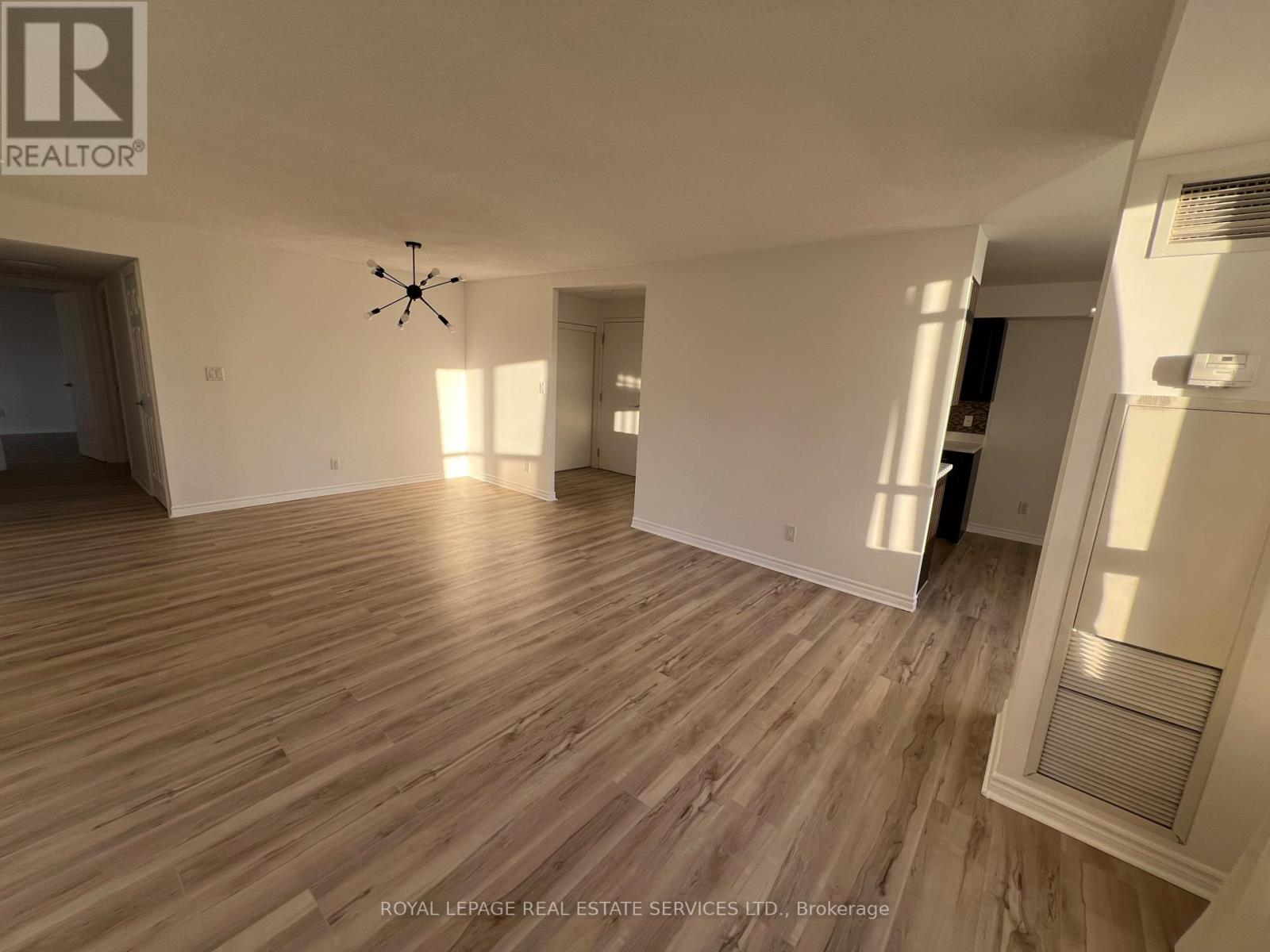 2116 - 3880 Duke Of York Boulevard, Mississauga, Ontario  L5B 4M7 - Photo 10 - W12704198