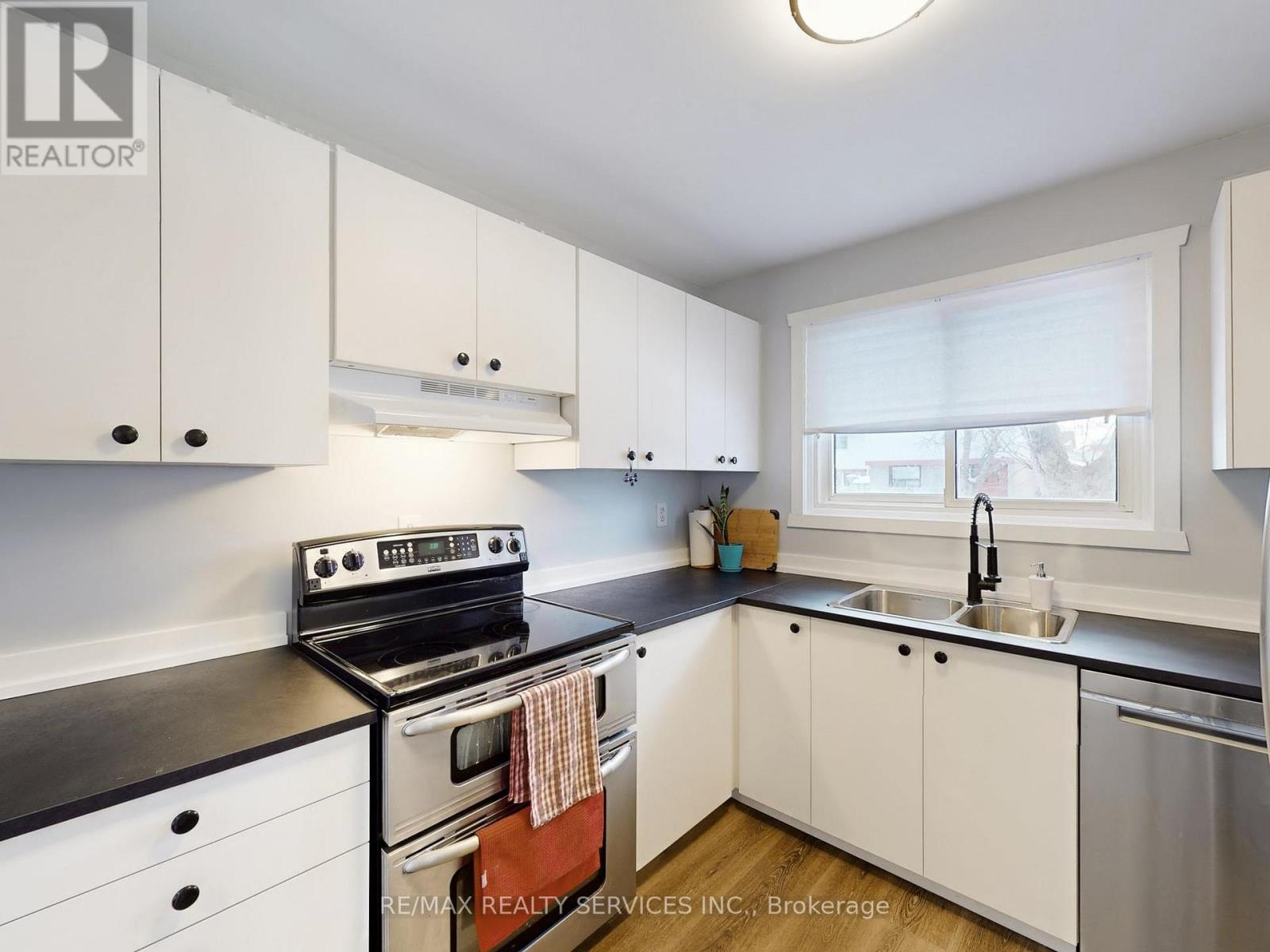 10 Hillbank Trail, Brampton (Central Park), Ontario  L6S 1P6 - Photo 15 - W12756404