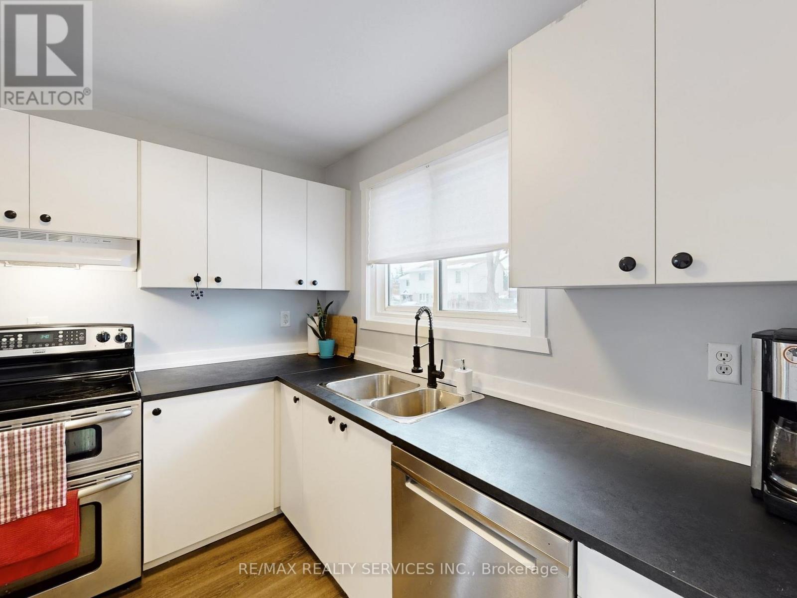 10 Hillbank Trail, Brampton (Central Park), Ontario  L6S 1P6 - Photo 18 - W12756404