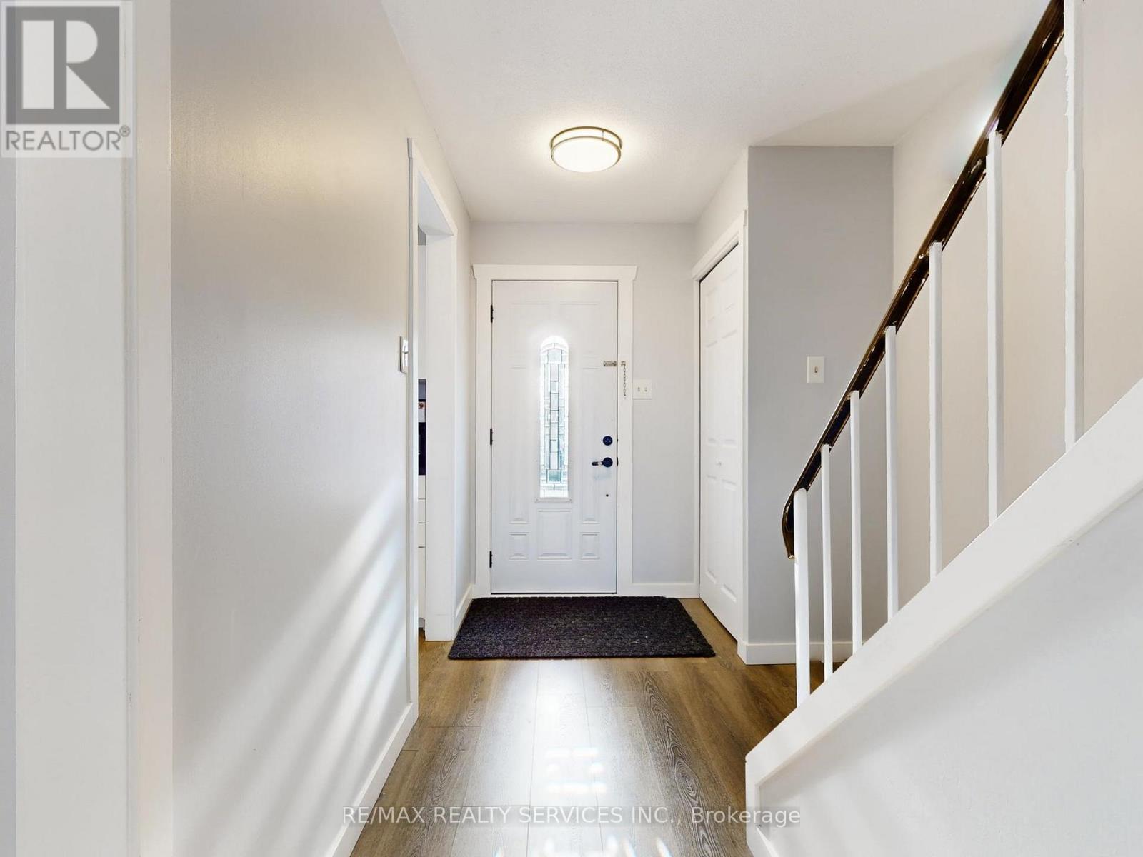 10 Hillbank Trail, Brampton (Central Park), Ontario  L6S 1P6 - Photo 4 - W12756404