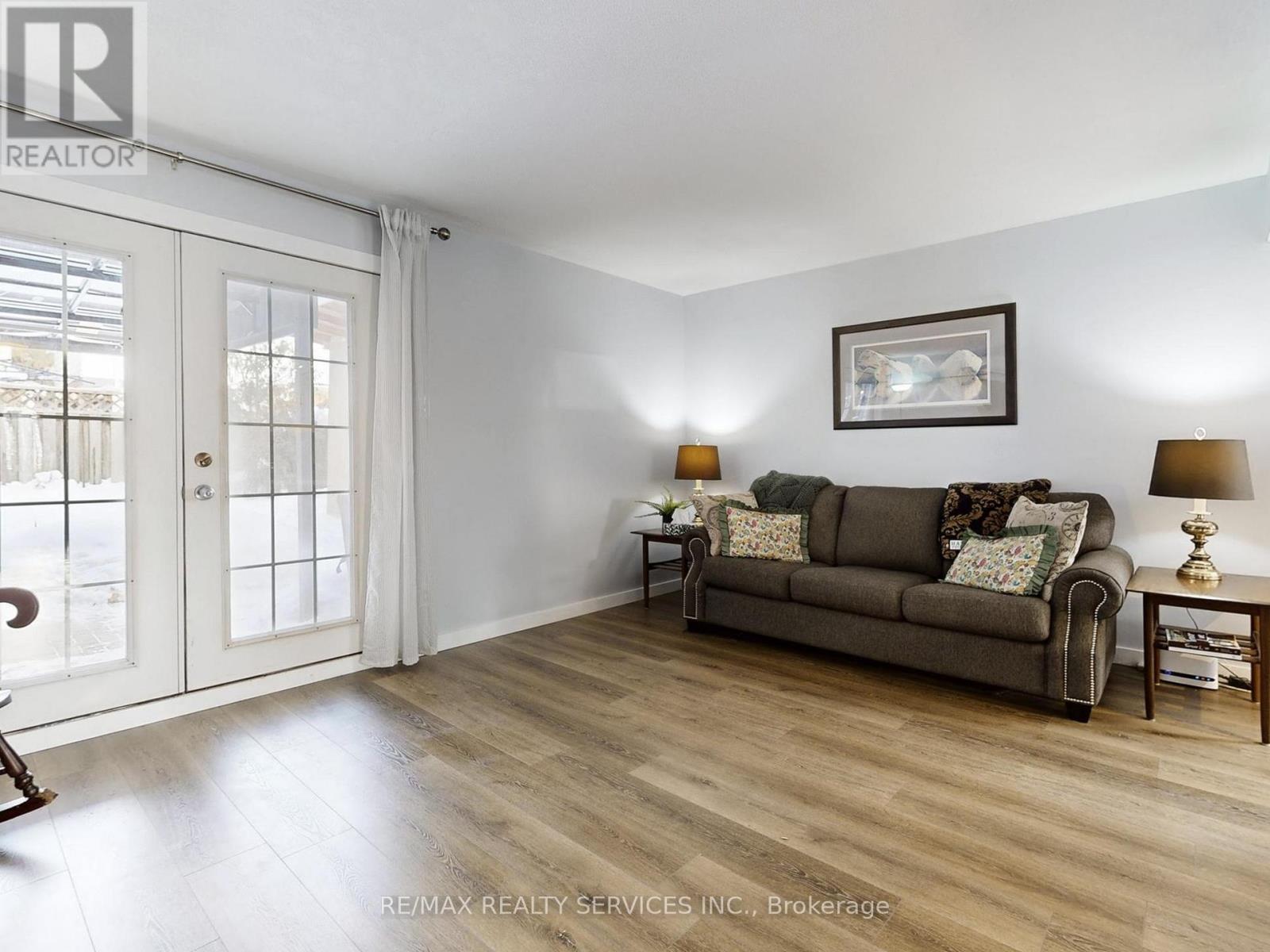 10 Hillbank Trail, Brampton (Central Park), Ontario  L6S 1P6 - Photo 6 - W12756404