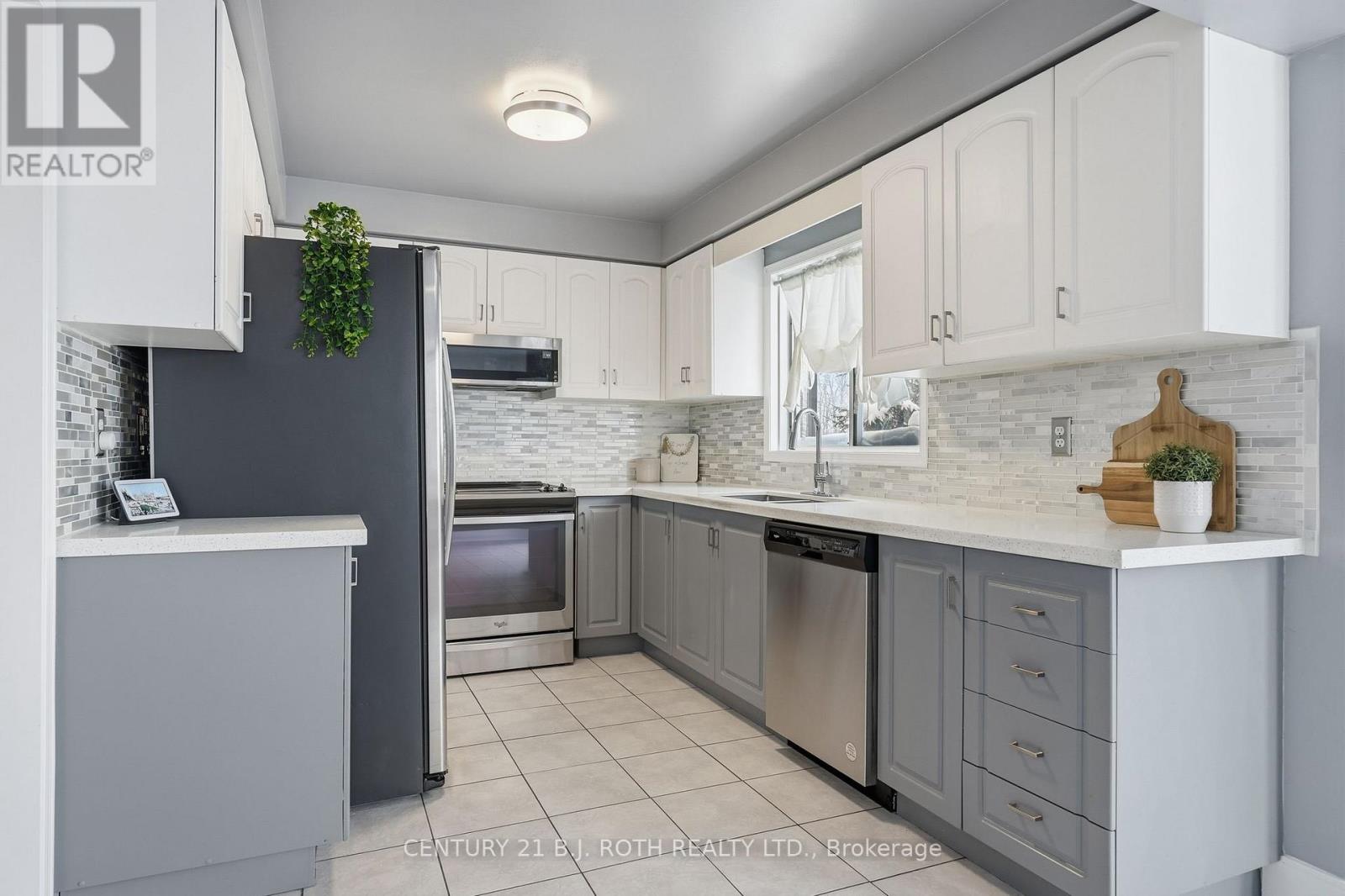 79 Brown Street, Barrie (Holly), Ontario  L4N 7V6 - Photo 9 - S12756458