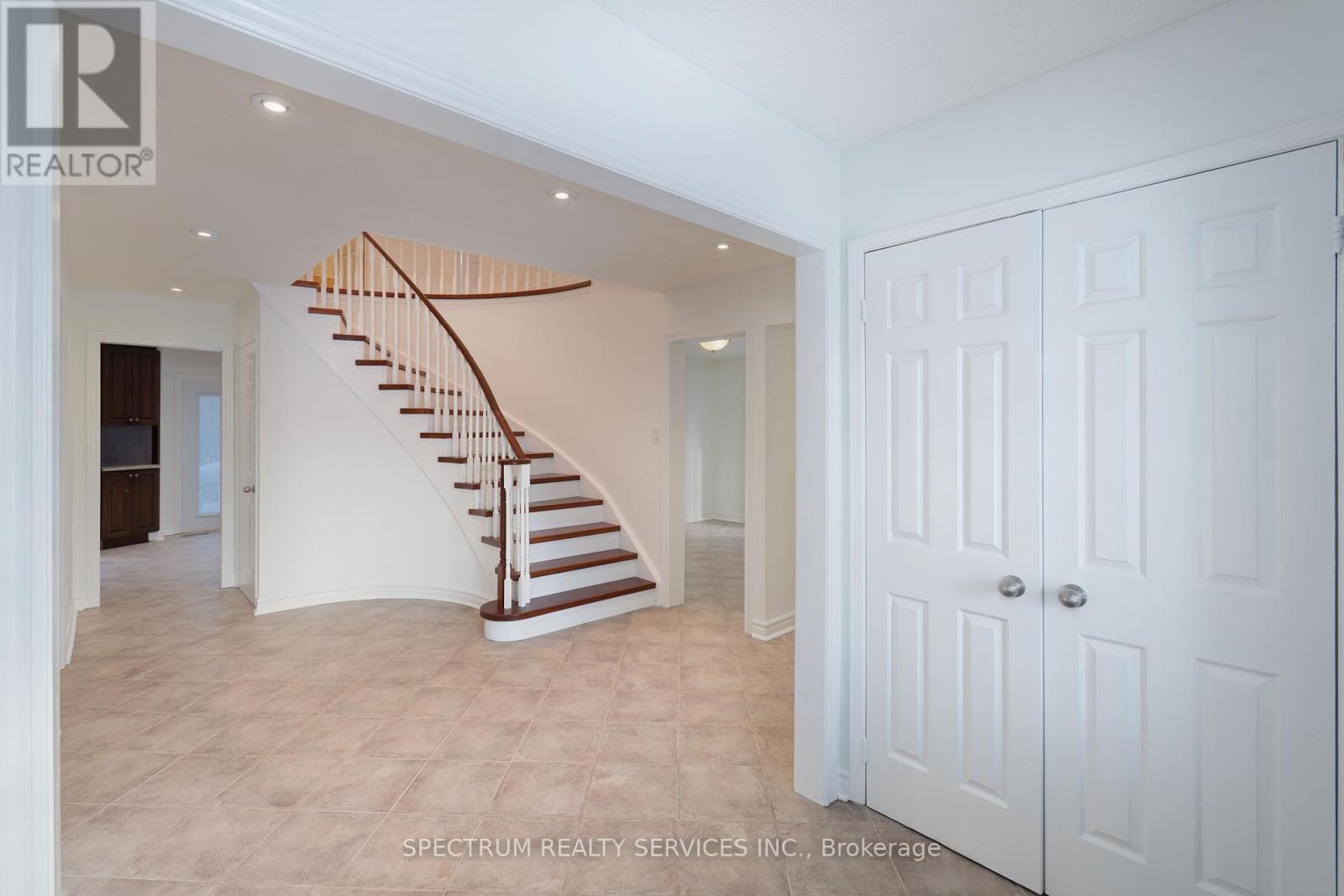 107 Carrington Drive, Richmond Hill (Mill Pond), Ontario  L4C 7X8 - Photo 5 - N12756484