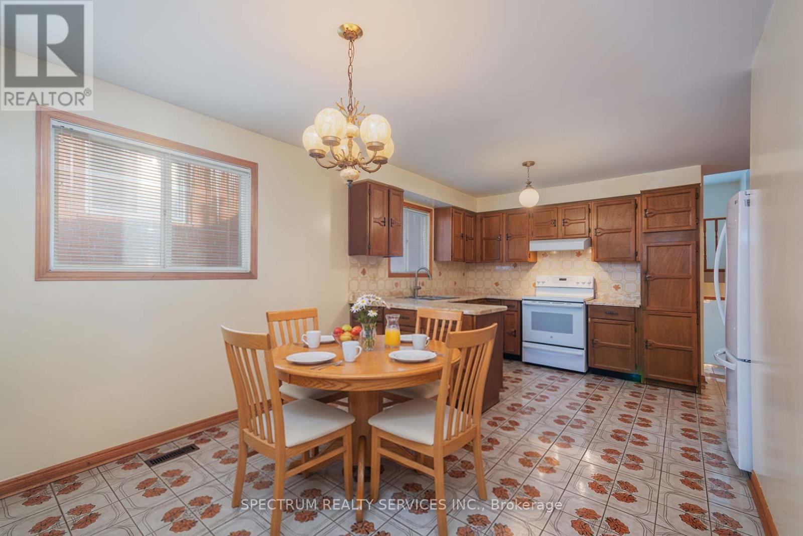 27 Clubhouse Court, Toronto, Ontario  M3L 2L7 - Photo 15 - W12756490