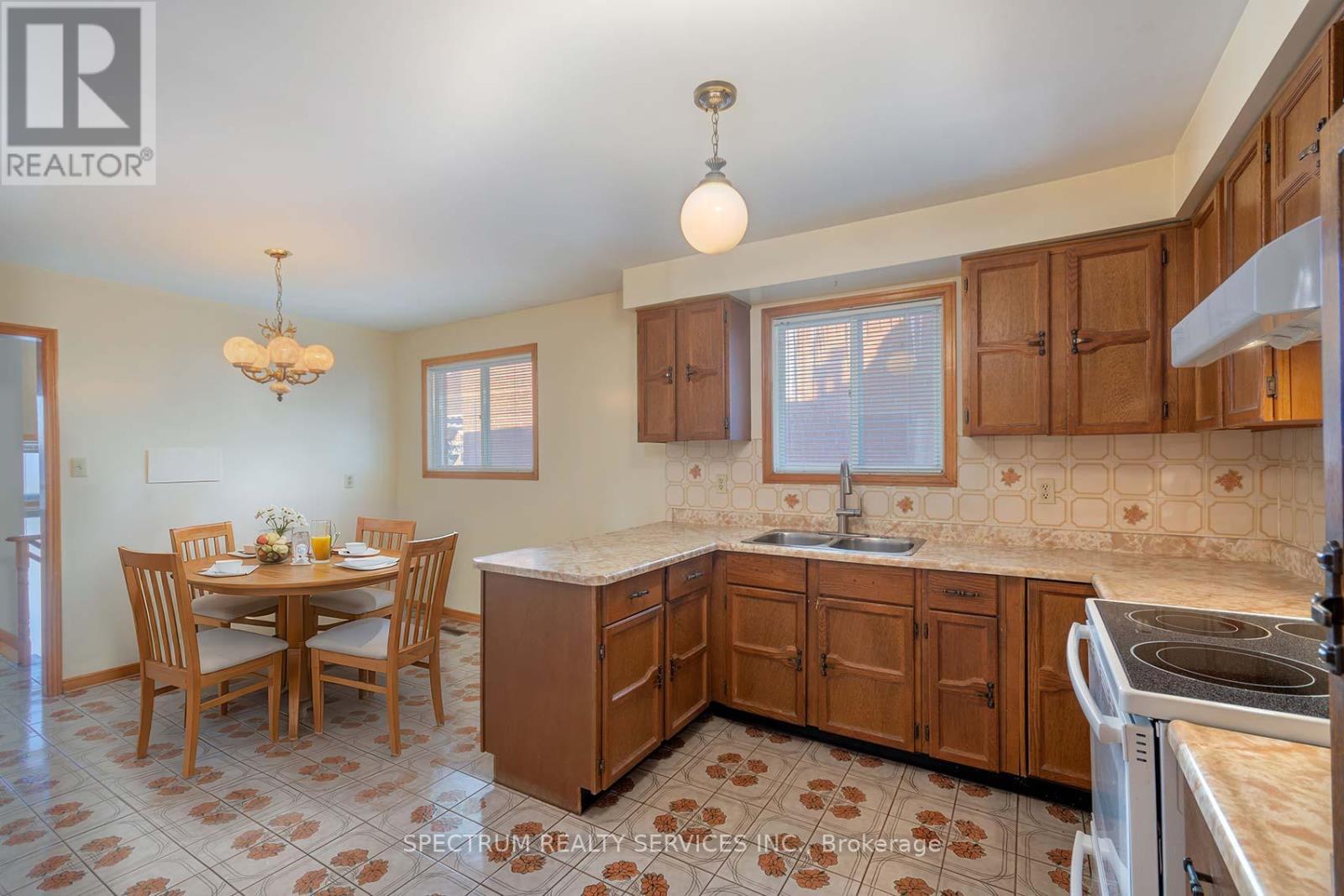 27 Clubhouse Court, Toronto, Ontario  M3L 2L7 - Photo 16 - W12756490