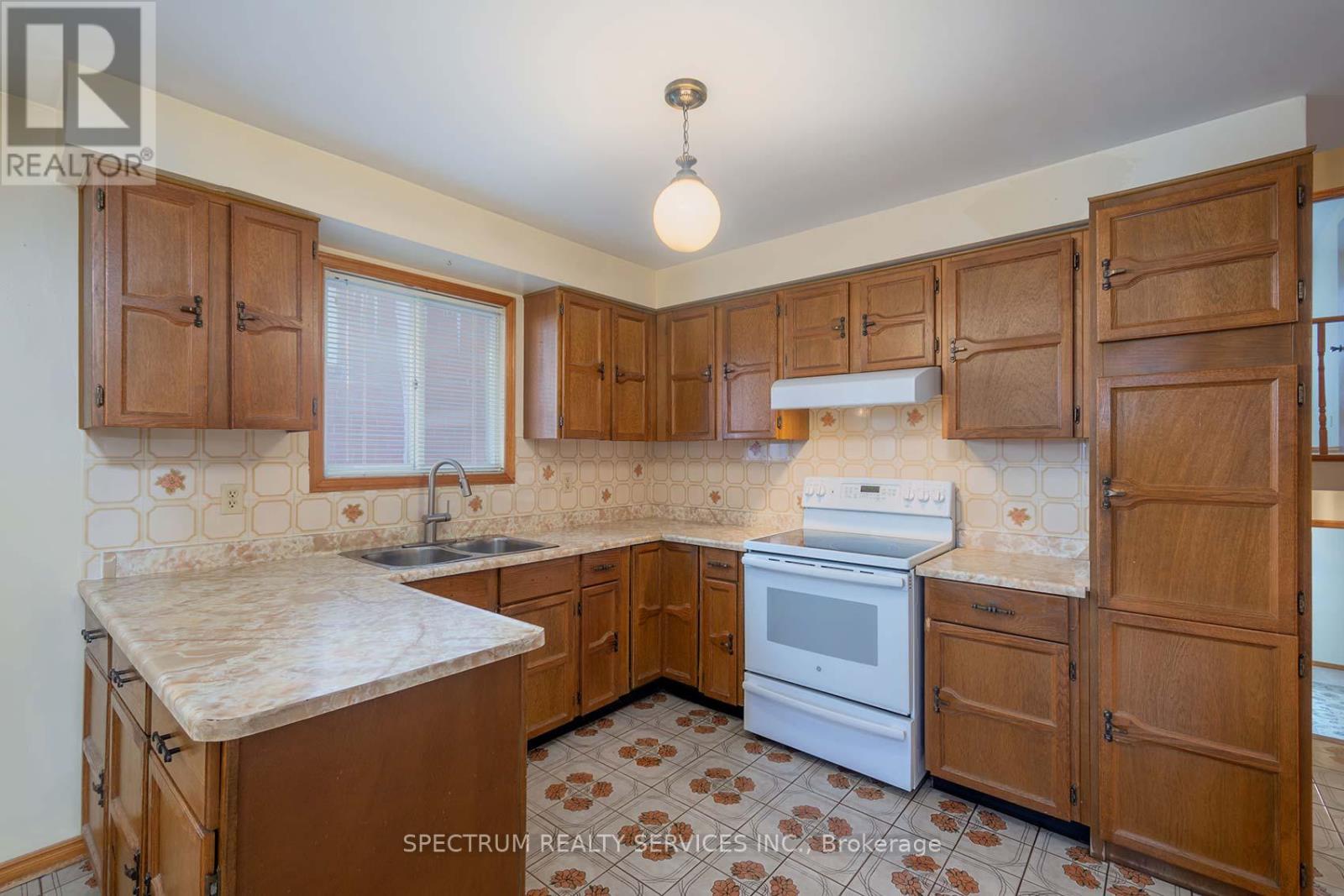 27 Clubhouse Court, Toronto, Ontario  M3L 2L7 - Photo 17 - W12756490