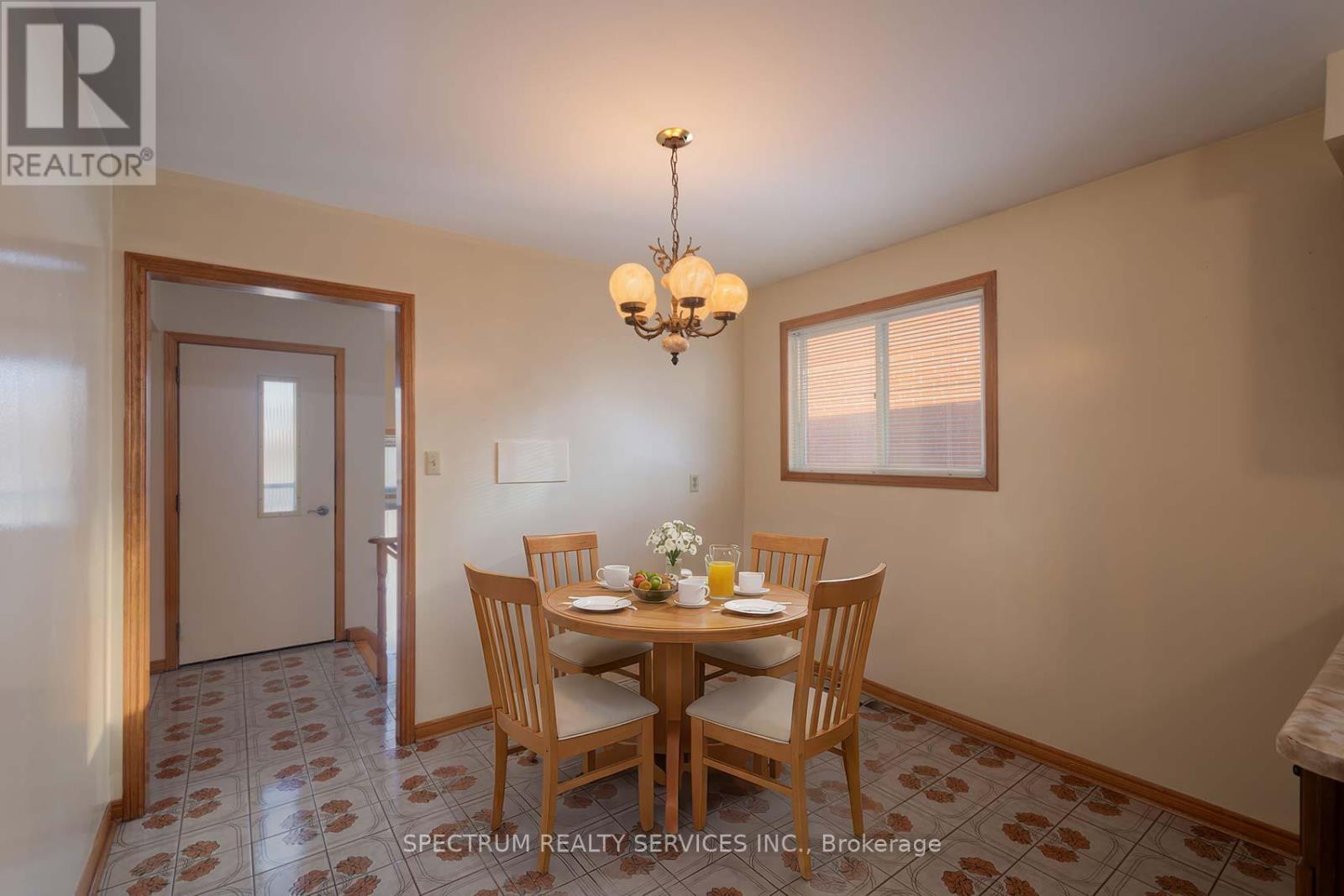 27 Clubhouse Court, Toronto, Ontario  M3L 2L7 - Photo 18 - W12756490