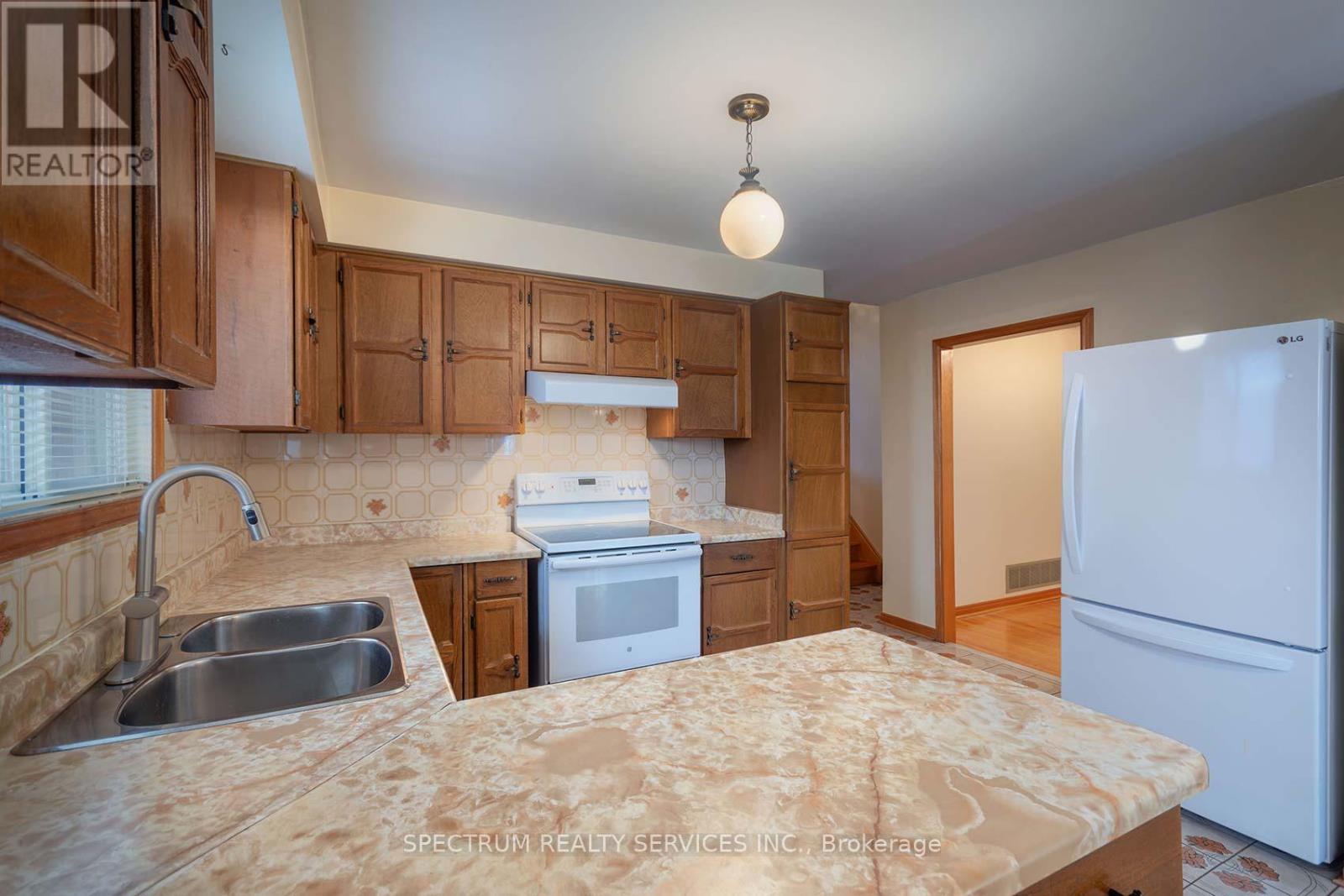 27 Clubhouse Court, Toronto, Ontario  M3L 2L7 - Photo 19 - W12756490