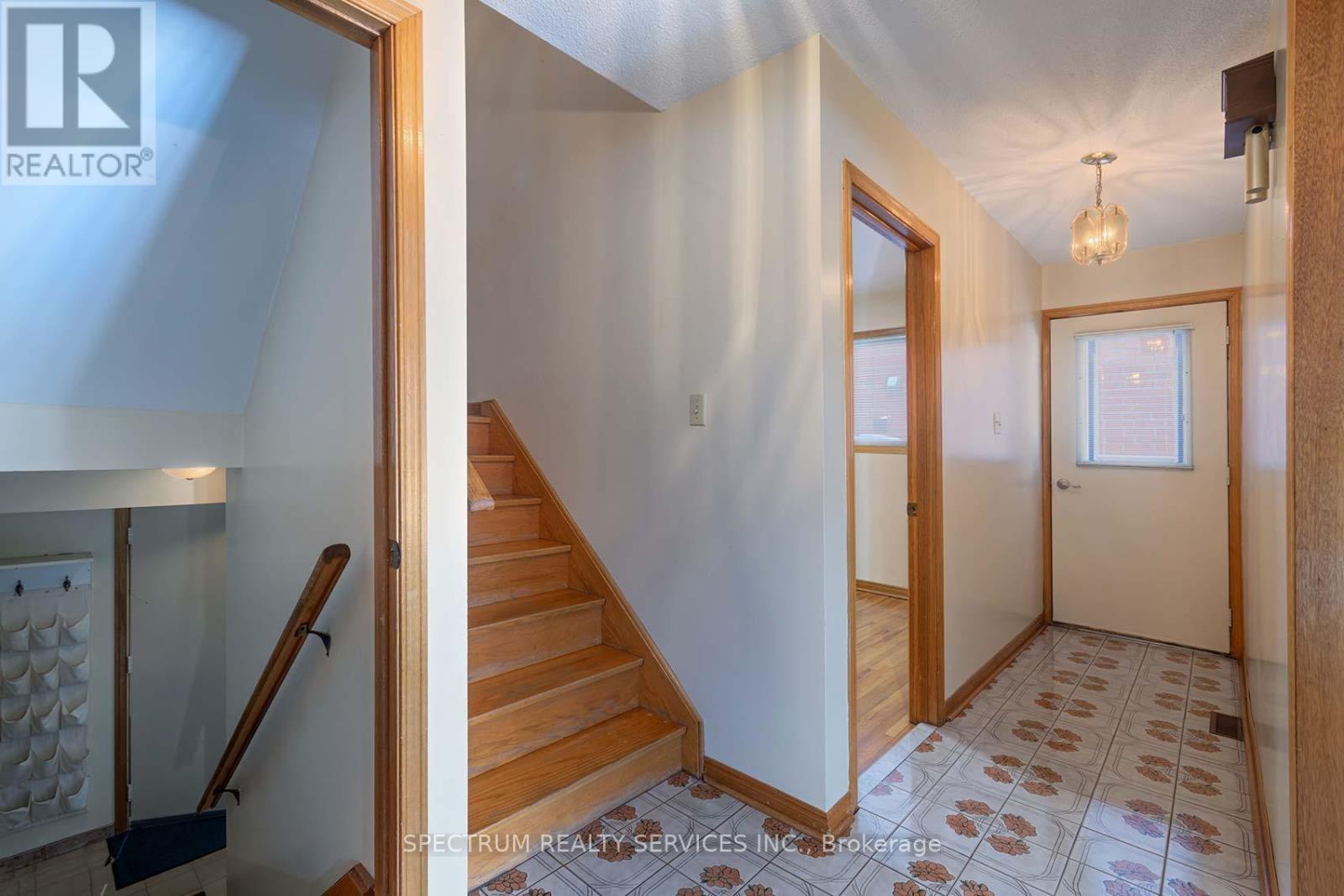 27 Clubhouse Court, Toronto, Ontario  M3L 2L7 - Photo 30 - W12756490