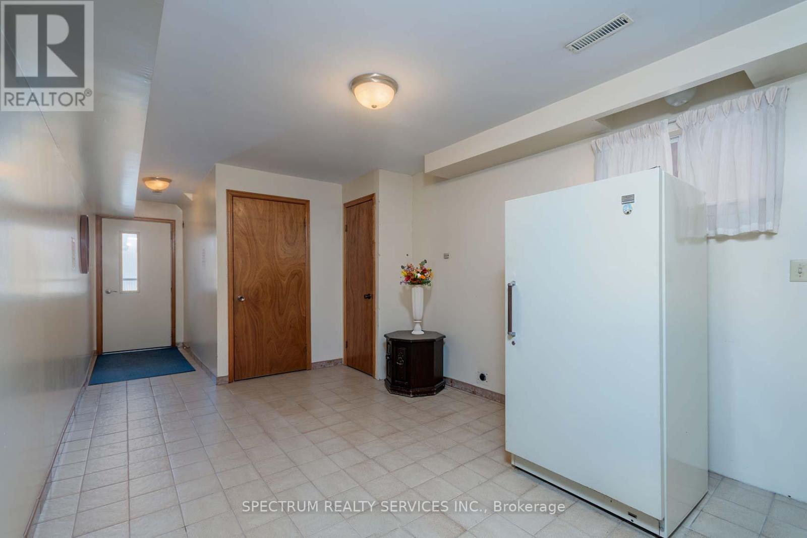 27 Clubhouse Court, Toronto, Ontario  M3L 2L7 - Photo 33 - W12756490