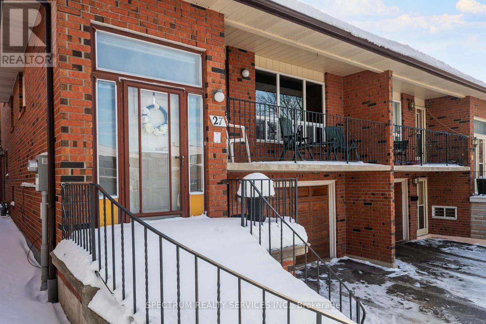 27 Clubhouse Court, Toronto, Ontario  M3L 2L7 - Photo 5 - W12756490