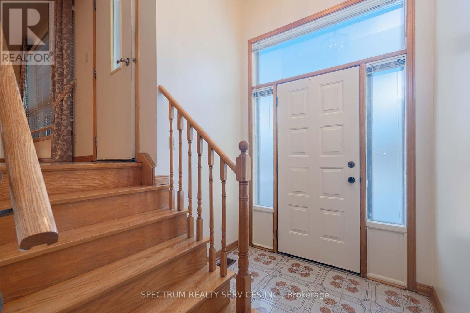 27 Clubhouse Court, Toronto, Ontario  M3L 2L7 - Photo 6 - W12756490