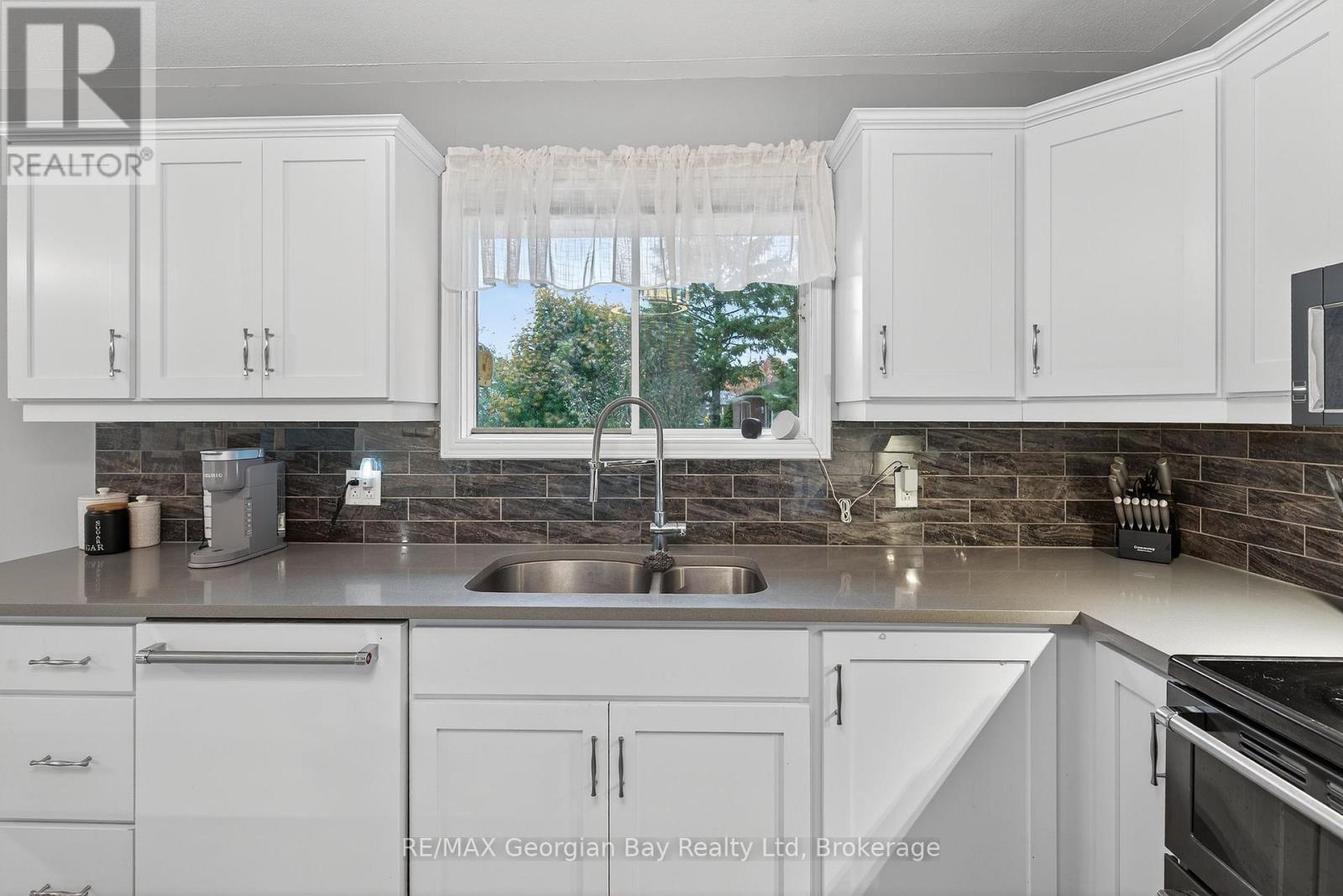 93 Edward Street, Penetanguishene, Ontario  L9M 1J3 - Photo 15 - S12756554