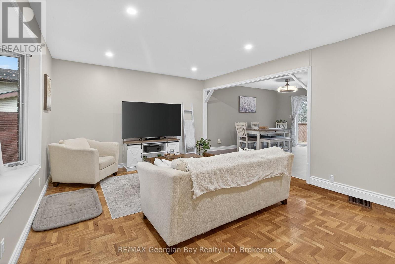 93 Edward Street, Penetanguishene, Ontario  L9M 1J3 - Photo 7 - S12756554