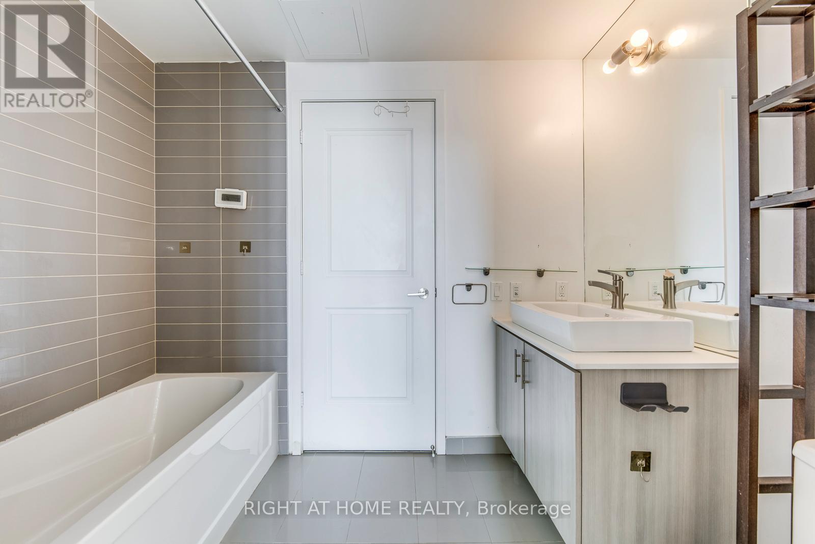 3401 - 1 The Esplanade Drive, Toronto (Waterfront Communities), Ontario  M5E 0A8 - Photo 18 - C12756592