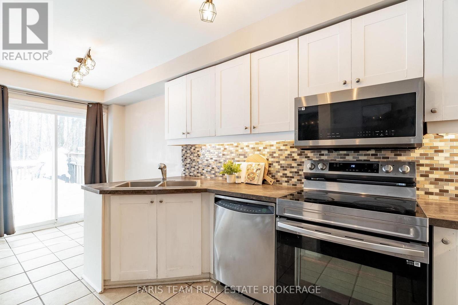 256 Ferndale Drive S, Barrie (Ardagh), Ontario  L4N 8J9 - Photo 8 - S12756568