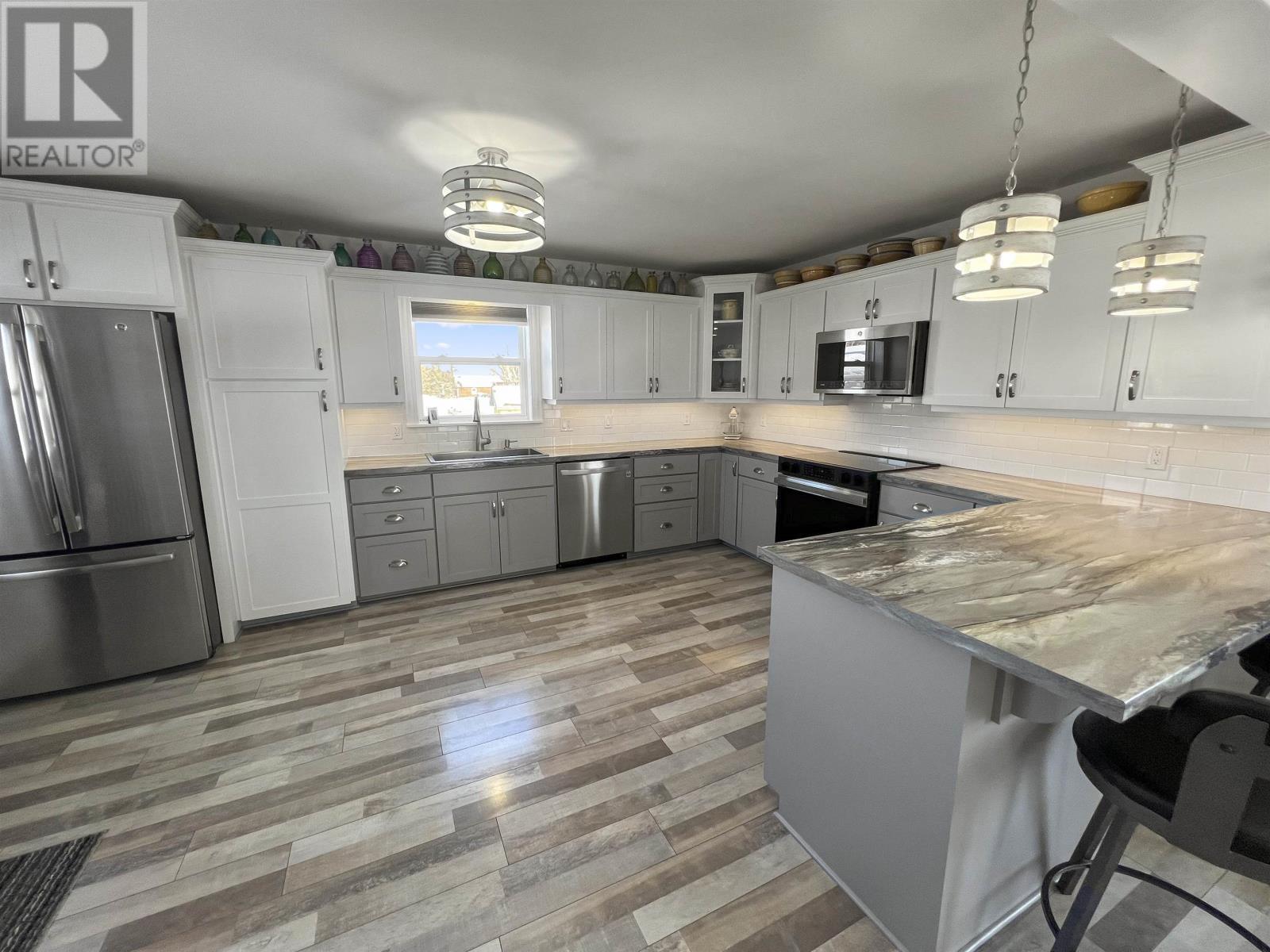 22 Hilltop Avenue, North Rustico, Prince Edward Island  C0A 1X0 - Photo 8 - 202602082