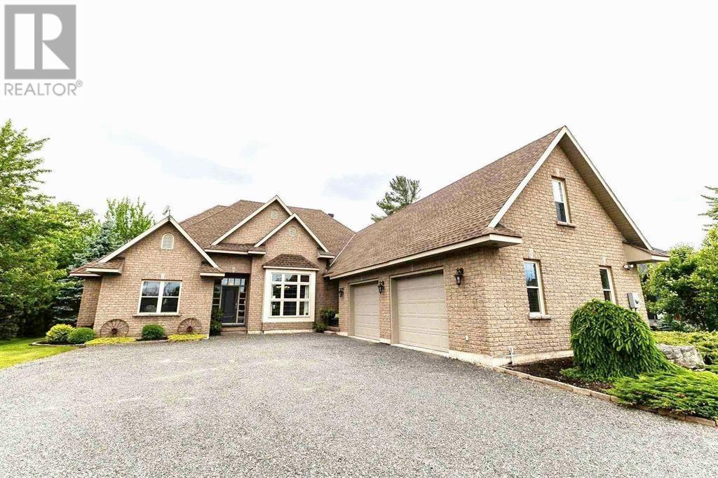 857 Sunnyside Beach Rd, Sault Ste. Marie, Ontario  P6A 6K4 - Photo 2 - SM260217