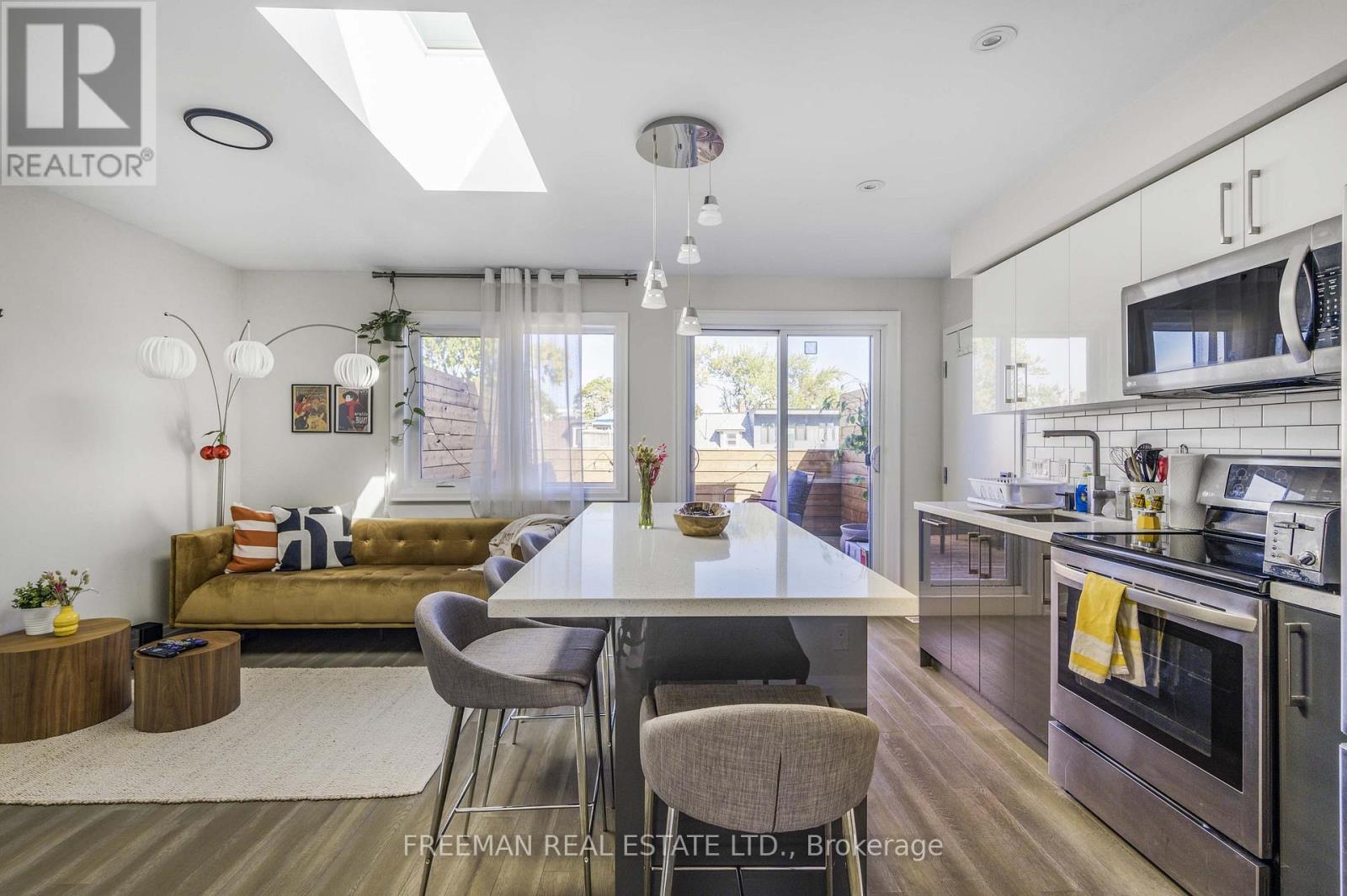 49 Beatrice Street, Toronto (Trinity-Bellwoods), Ontario  M6J 2T2 - Photo 4 - C12754290