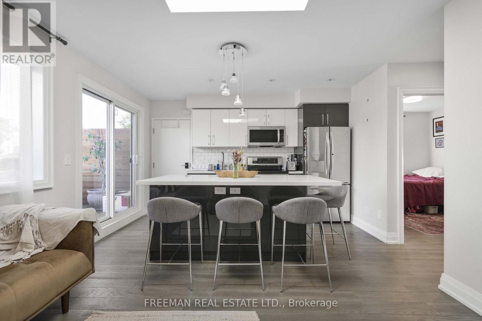 49 Beatrice Street, Toronto (Trinity-Bellwoods), Ontario  M6J 2T2 - Photo 6 - C12754290