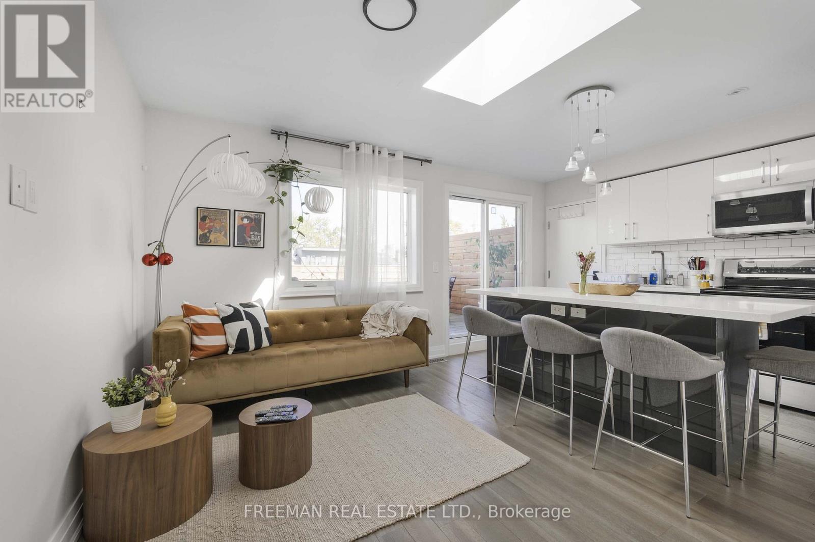 49 Beatrice Street, Toronto (Trinity-Bellwoods), Ontario  M6J 2T2 - Photo 5 - C12754290