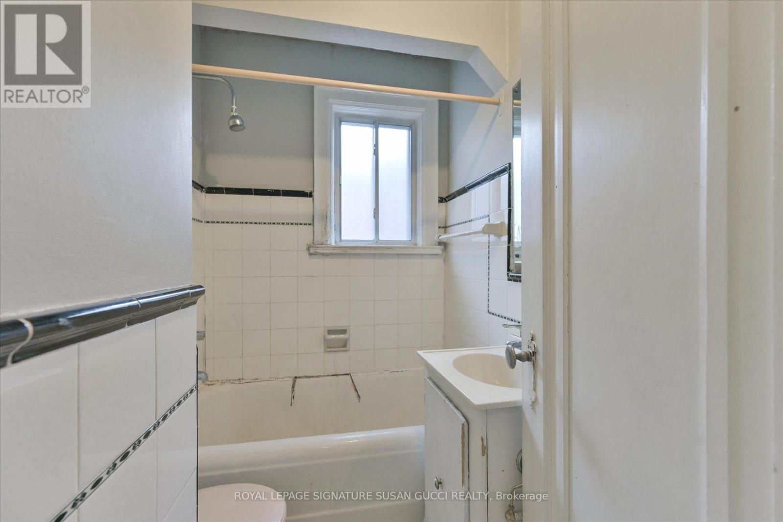 218 Floyd Avenue, Toronto (Danforth Village-East York), Ontario  M4J 2J1 - Photo 15 - E12754474