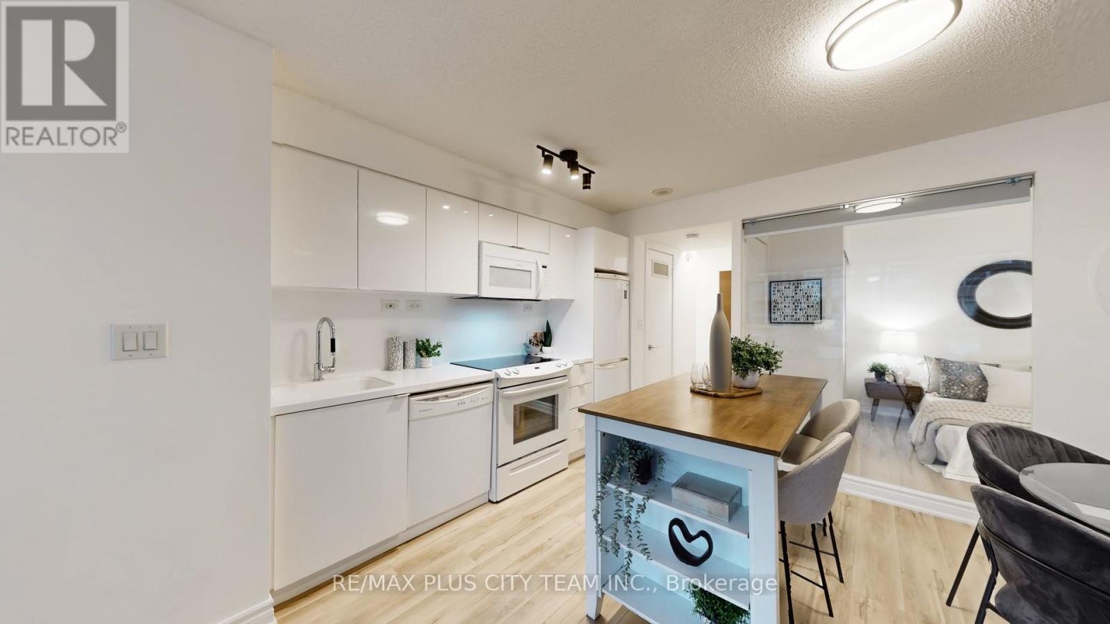 830 - 10 Capreol Court, Toronto (Waterfront Communities), Ontario  M5V 4B3 - Photo 8 - C12754472