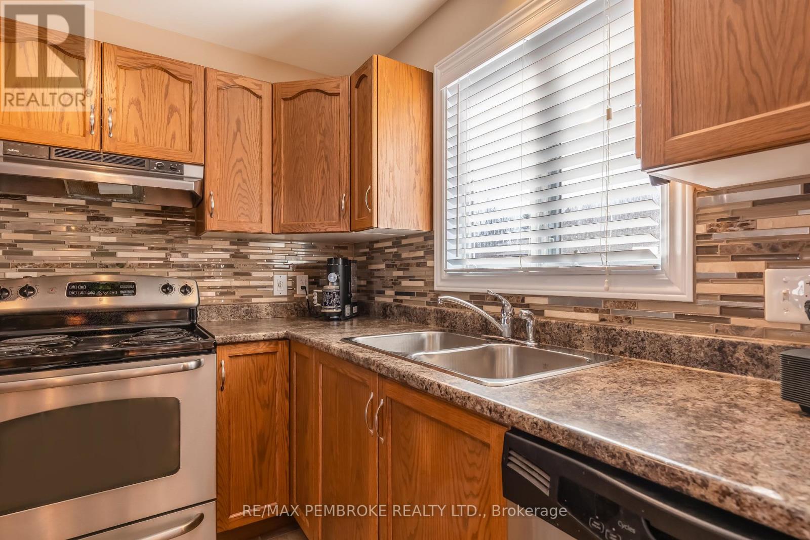 41 Oak Avenue, Petawawa, Ontario  K8H 0B5 - Photo 10 - X12754144