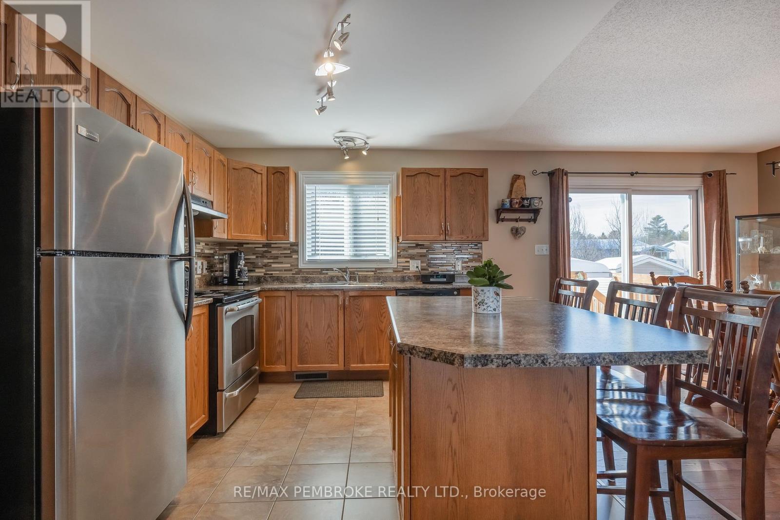 41 Oak Avenue, Petawawa, Ontario  K8H 0B5 - Photo 7 - X12754144