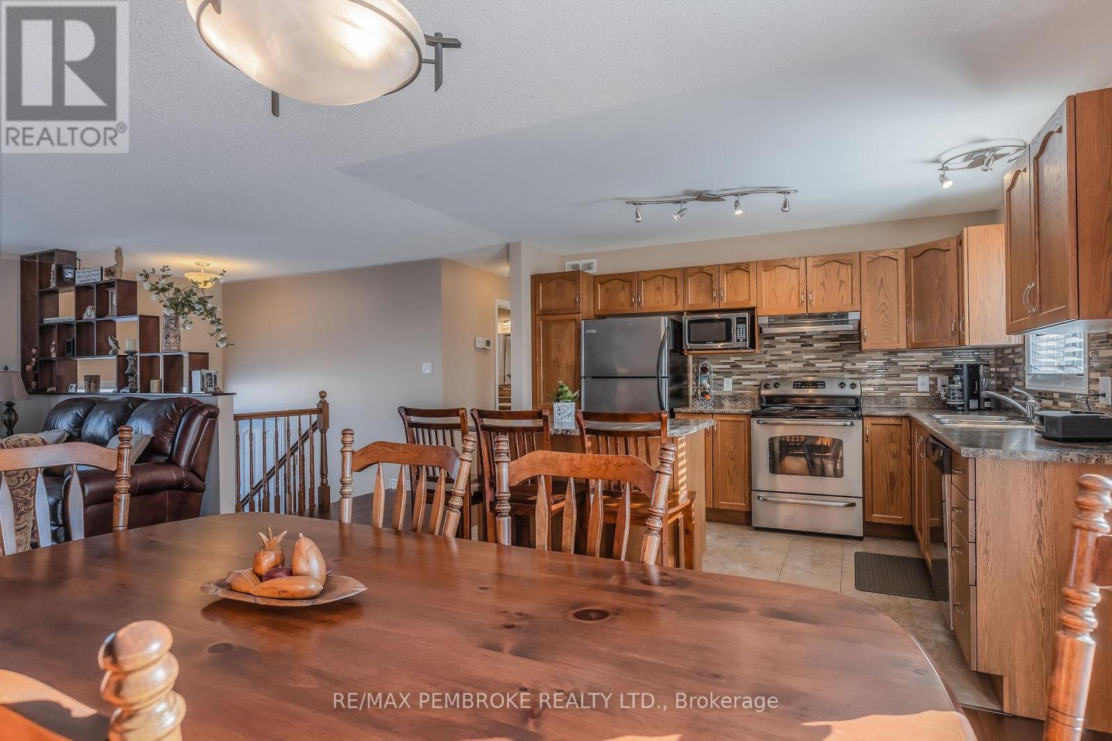 41 Oak Avenue, Petawawa, Ontario  K8H 0B5 - Photo 6 - X12754144