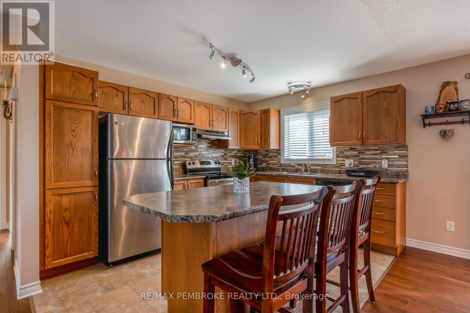 41 Oak Avenue, Petawawa, Ontario  K8H 0B5 - Photo 9 - X12754144