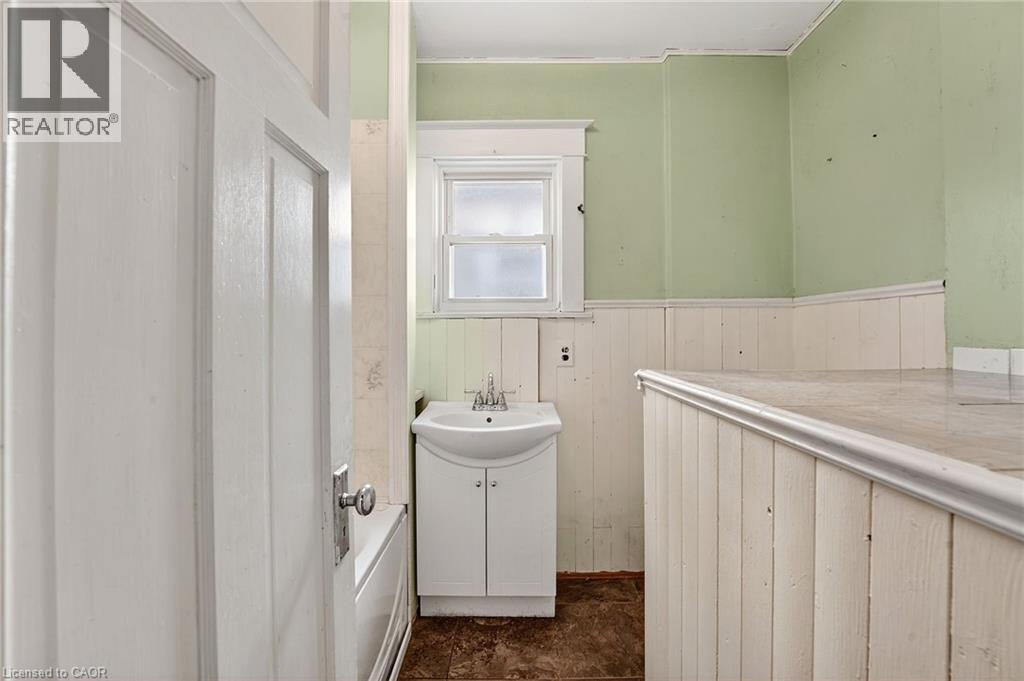 16 Louisa Street, St. Catharines, Ontario  L2R 2J6 - Photo 17 - 40802703