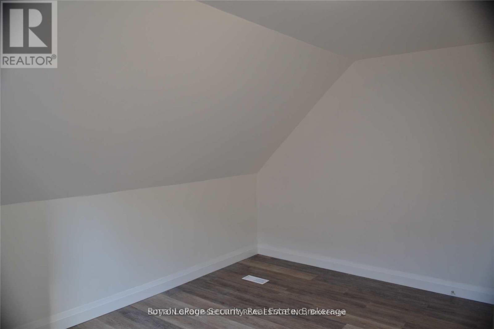 Upper - 6 Rusholme Park Crescent, Toronto (Little Portugal), Ontario  M6J 2C9 - Photo 7 - C12754626